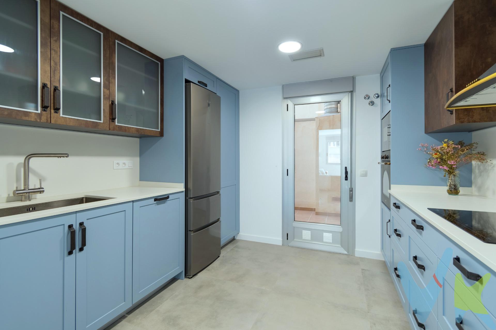 . "Excepcional oportunidad de vivienda en el corazón de la ciudad".  . Este amplio y luminoso piso cuenta con cuatro dormitorios, uno de ellos con baño en suite, y un segundo baño completo para mayor comodidad. La moderna cocina, de diseño elegante, se abre a un espacioso patio perfecto para disfrutar al aire libre.  Los acabados de alta calidad y el exquisito gusto se hacen evidentes en cada detalle de cocina y baños. La vivienda está dotada de video-portero, ventanas de doble acristalamiento climalit, además  cuenta con calefacción y aire acondicionado por conductos, ascensor completamente nuevo, trastero y plaza de garaje. ¡Una verdadera joya en una ubicación inmejorable!". 