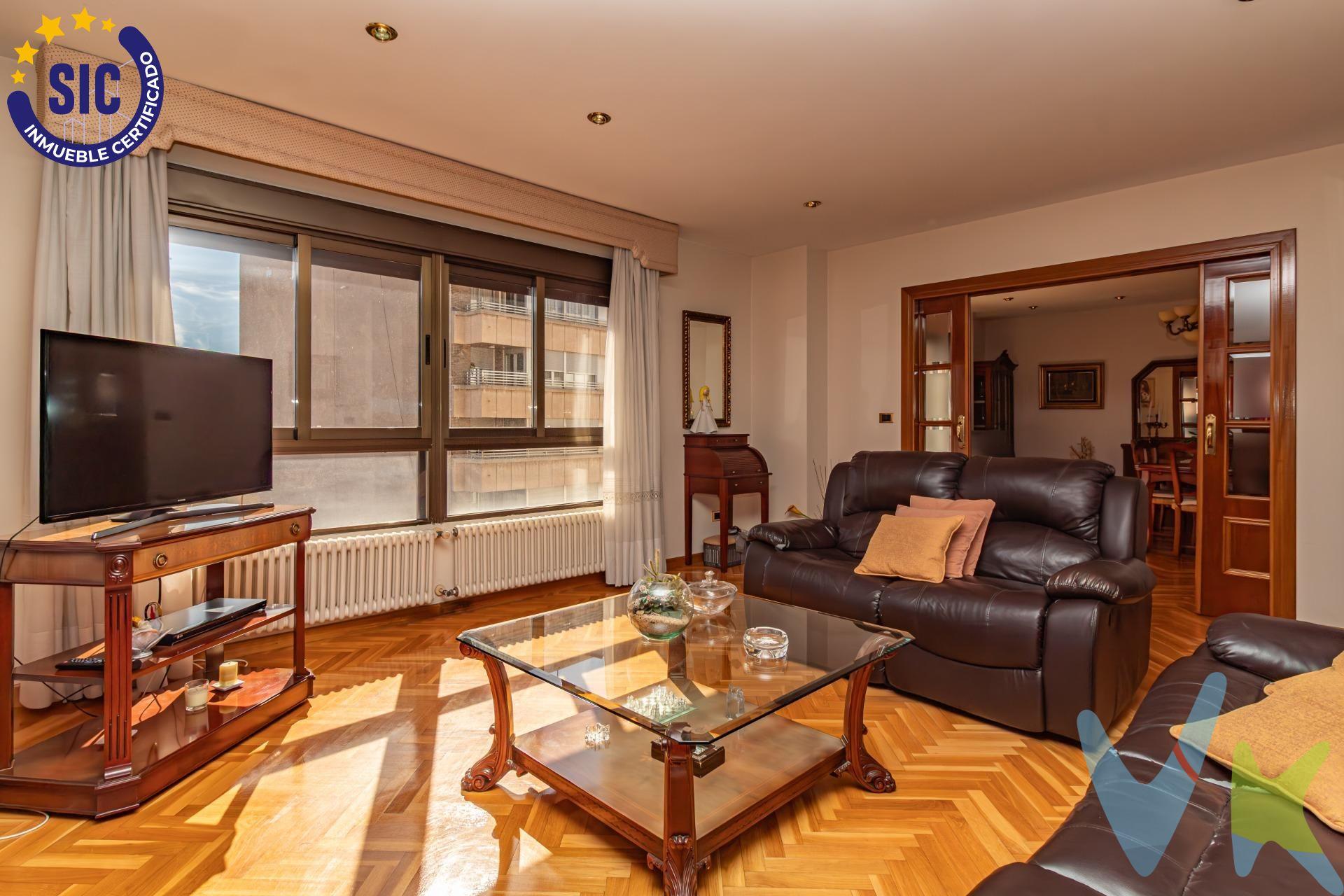 Presentamos este excepcional piso ubicado en el corazón de Vila-real, concretamente en la zona Av. La Mura. Con una superficie total de 154 m², esta propiedad destaca por su amplitud y luminosidad gracias a su orientación este-oeste, con doble fachada que permite disfrutar del sol durante todo el día. El inmueble cuenta con cuatro habitaciones dobles y una sencilla, así como dos baños completos, uno de ellos en suite con bañera de hidromasaje, proporcionando una experiencia de relajación y bienestar. Ideal para familias que buscan espacio sin renunciar a la comodidad. Su cocina equipada se integra perfectamente al amplio salón de 25 m² donde podrás cocinar y compartir momentos con familiares y amigos. Incluye extras muy valorados como armarios empotrados -con un extra adicional en la entrada-, ascensor, balcón privado perfectos para relajarse al aire libre o tomar un café mientras disfrutas las vistas despejadas del casco antiguo. Además, dispone de calefacción mediante caldera, lo que añade un plus de confort a tu hogar. El entorno es inmejorable: estarás rodeado por centros médicos, colegios, zonas infantiles, bancos, supermercados , etc., todo ello te permitirá tener acceso inmediato tanto a servicios esenciales como de ocio. También debes saber que tiene dos plazas de parking. Esta oportunidad única está disponible para todo aquél interesado en vivir cómodamente y cerca de todos los puntos clave de la ciudad. No lo dudes ¡Contáctanos ya!. (*) Cláusula de Transparencia y Desglose de Gastos. En cumplimiento de las obligaciones de información previstas en la Ley 10/2025, de 28 de diciembre, de servicios de atención a la clientela y transparencia, así como en la normativa sectorial vigente, se hace constar que el precio indicado no incluye los gastos e impuestos inherentes a la adquisición, los cuales se desglosan a continuación:. - Impuesto sobre Transmisiones Patrimoniales (ITP): Se aplicará el tipo impositivo vigente en la Comunidad Valenciana, generalmente el 10%, sin perjuicio de tipos reducidos aplicables según las circunstancias personales del comprador o las características del inmueble. El impuesto se devenga sobre el Valor de Referencia Catastral o el precio de venta, aquel que resulte superior. Para una información exhaustiva sobre el funcionamiento, tipos impositivos y bonificaciones del ITP, puede consultar el portal oficial de la Agencia Tributaria autonómica en el siguiente enlace: www.atv.gva.es/es/itpajd. - Gastos de Notaría: Los honorarios notariales se calcularán conforme al arancel oficial regulado en el Anexo I, del Real Decreto 1426/1989, de 17 de noviembre, por el que se aprueba el arancel Notarial. - Gastos de Registro: La inscripción en el Registro de la Propiedad se facturará según el arancel oficial establecido en el Anexo I, del Real Decreto 1427/1989, de 17 de noviembre, por el que se aprueba el arancel de los Registradores de la Propiedad. - Gastos de Gestión: Los honorarios por la tramitación administrativa, liquidación de impuestos e inscripción registral, en el supuesto de ser a cargo de la agencia inmobiliaria, ascienden a 302,50 € (IVA incluido). - Honorarios Agencia del Vendedor: incluidos en el precio publicado. - Honorarios Agencia del Comprador: Se informa que eventualmente podrían existir honorarios profesionales a cargo del adquirente, en aquellos casos en que se hubieran contratado previamente los servicios específicos del encargo de compra y en ningún caso estarán vinculados al precio.
