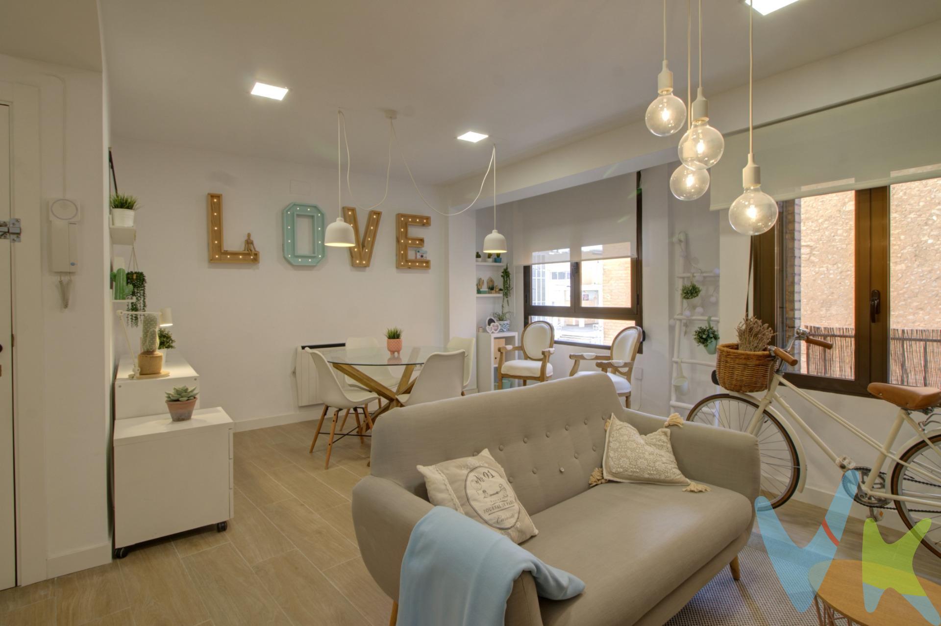 Hay viviendas que no solo se habitan, se sienten desde el primer paso. Este piso combina luz, funcionalidad y espacios exteriores para disfrutarlo en el día a día sin renunciar a la comodidad. Al entrar, accedemos a un salón amplio y bien proporcionado, bañado por la luz natural gracias a su orientación sureste y con salida directa a un balcón que aporta desahogo y conexión con el exterior. La distribución fluye de forma práctica hacia la cocina independiente, espaciosa y muy funcional, con acceso a un patio interior que se convierte en un espacio extra perfecto para ventilación, almacenaje,  zona de lavadero o incluso una pequeña zona de uso diario. La zona de descanso queda bien diferenciada, ofreciendo privacidad: un dormitorio cómodo y tranquilo, junto a un baño completo, ambos reformados y listos para su uso. Todo el conjunto ha sido optimizado para aprovechar al máximo sus 75 m², incorporando detalles como aire acondicionado y tomas de TV en todas las estancias. Su estado totalmente reformado marca la diferencia: aquí no hay que hacer nada, solo entrar y empezar a vivir o rentabilizar desde el primer momento. Ubicado junto al mercado municipal de Villarreal, en pleno centro, tendrás a tu alcance comercios, servicios, transporte y vida de barrio real y a tan solo 10 min del campo de fútbol. Villarreal destaca por su calidad de vida, su cercanía a Castellón, su buena conexión y su equilibrio entre tradición y dinamismo, además de estar a pocos minutos de la costa. Si valoras la luz, los espacios exteriores y una ubicación práctica, esta vivienda tiene mucho que ofrecerte. Ven a descubrirla. Si lo necesitas, te ayudamos con la financiación. El precio del inmueble no incluye los honorarios de la agencia que ascienden al 3% del precio final del inmueble más IVA, ni los gastos de notaría y registro de la propiedad (que están sujetos a aranceles y varían dependiendo del precio de escrituración), ni los impuestos (que en la Comunitat Valenciana dependen del precio del inmueble y de las características personales del comprador). Para mayor seguridad en la compraventa, todas nuestras viviendas poseen FICHA DE CERTIFICACIÓN DE INMUEBLES registrada por la Asociación de Inmobiliarias de la Comunidad Valenciana ASICVAL. Antes de comprar o de entregar las arras, pida el Certificado de la vivienda para estar seguro y tranquilo sobre la situación legal, urbanística y de cargas de la misma. RK ESTAÑOL, mercantil Inmobiliaria Quasablanqua, SL, está inscrita en el Registro de Agentes de Intermediación Inmobiliaria de la Comunidad Valenciana RAICV con el número de registro 1511. 