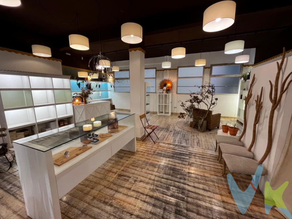 ¿Buscas una inversión rentable o un espacio con posibilidades de transformación? Este magnífico local de 100 m² situado en la zona más comercial de la calle Floranes, una de las arterias más activas y consolidadas de Santander, ofrece una oportunidad única. Con 8 metros de fachada acristalada, amplia visibilidad y una excelente altura interior de 3,5 metros, el espacio destaca por su luminosidad y versatilidad. En la parte posterior cuenta con cuatro ventanas al patio de la comunidad, lo que permite una ventilación natural y favorece su transformación en dos apartamentos independientes, ideales para alquiler residencial o turístico. Ubicado a menos de 10 minutos a pie del Ayuntamiento, en pleno centro de la ciudad, combina accesibilidad, proyección comercial y alta demanda de vivienda. El local se encuentra en perfectas condiciones, listo para iniciar cualquier actividad comercial, despacho profesional o reconversión a uso residencial (previa tramitación urbanística).Una inversión inteligente tanto para obtener rentabilidad inmediata como para revalorizar el inmueble mediante su adaptación a las nuevas tendencias del mercado inmobiliario urbano.