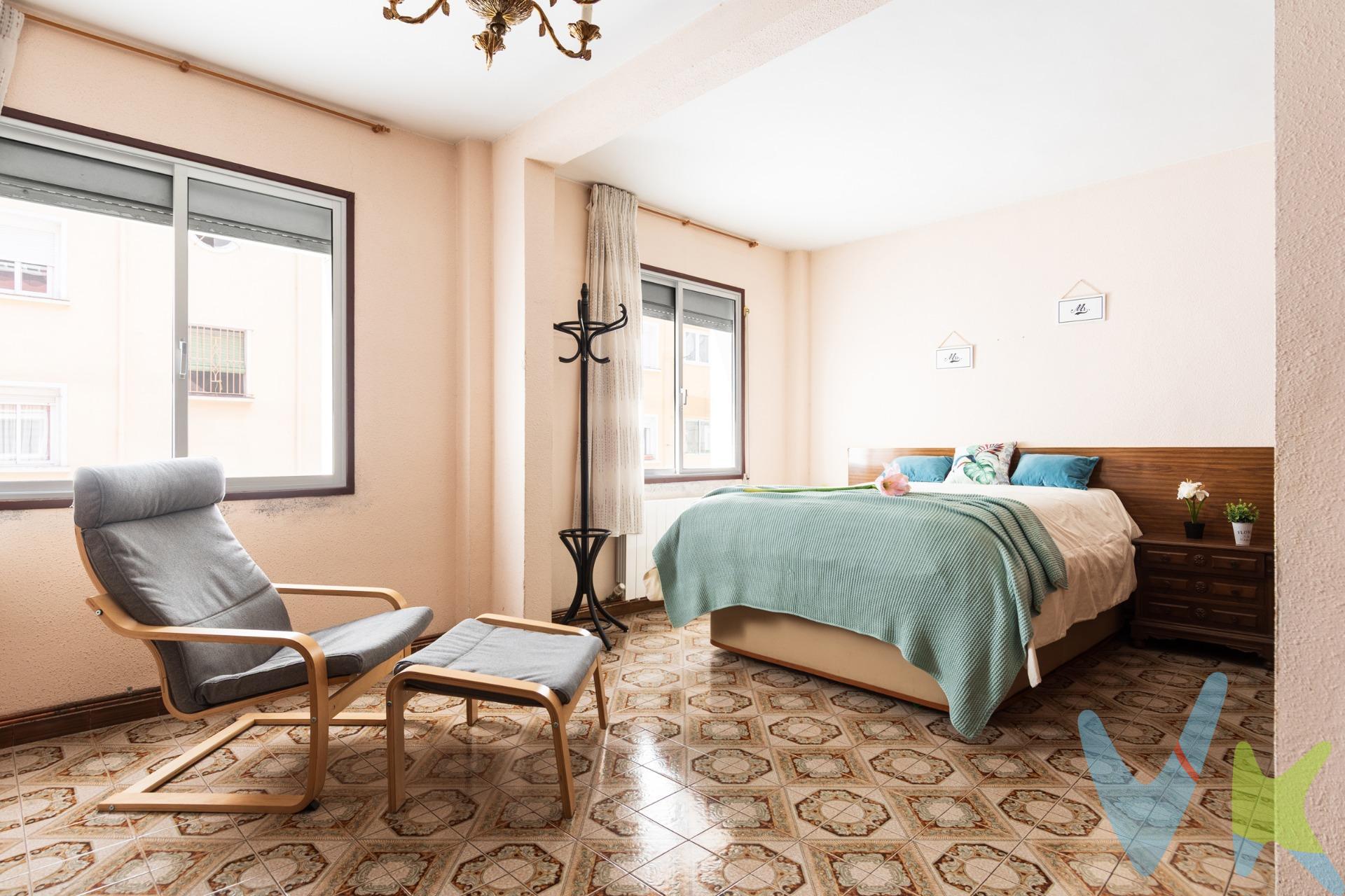 Piso ubicado en la calle María Domínguez Remón, de 90 m2 útiles aprox. y 3 dormitorios. Te presentamos esta acogedora vivienda entre la avenida San Juan de la Peña y Salvador Allende. Está distribuida en 3 dormitorios, destacando el dormitorio doble por su tamaño de, casi 19 m² que ofrecen múltiples posibilidades,  y dos habitaciones individuales perfectas para niños, despacho o invitados. Originalmente contaba con cuatro dormitorios. El salón, luminoso y agradable, da acceso a un balcón exterior orientado al sur, lo que garantiza sol durante gran parte del día. La cocina, de más de 12 m², está completamente equipada y cuenta con espacio suficiente para una mesa de comedor. El baño dispone de bañera y ventana, lo que aporta luz natural y buena ventilación. Los suelos son de baldosa y las ventanas de aluminio. La CALEFACCIÓN es individual a gas, lo que permite un control eficiente del consumo. Además, al ser exterior, disfrutarás de una excelente ventilación cruzada y una luz natural que llena cada rincón del hogar. La finca tiene unos gastos de comunidad de 50 €/mes. Se trata de una primera planta SIN ASCENSOR. Una zona bien comunicada y con todos los servicios al alcance, ideal para familias o quienes buscan comodidad y funcionalidad en su día a día. Un piso con muchas posibilidades, listo para que lo personalices a tu gusto. No dejes pasar la oportunidad de visitarlo. ¡Llámanos y ven a conocer tu futuro hogar. *El precio indicado no incluye impuestos, gastos de notaría, registro y honorarios de intermediación.