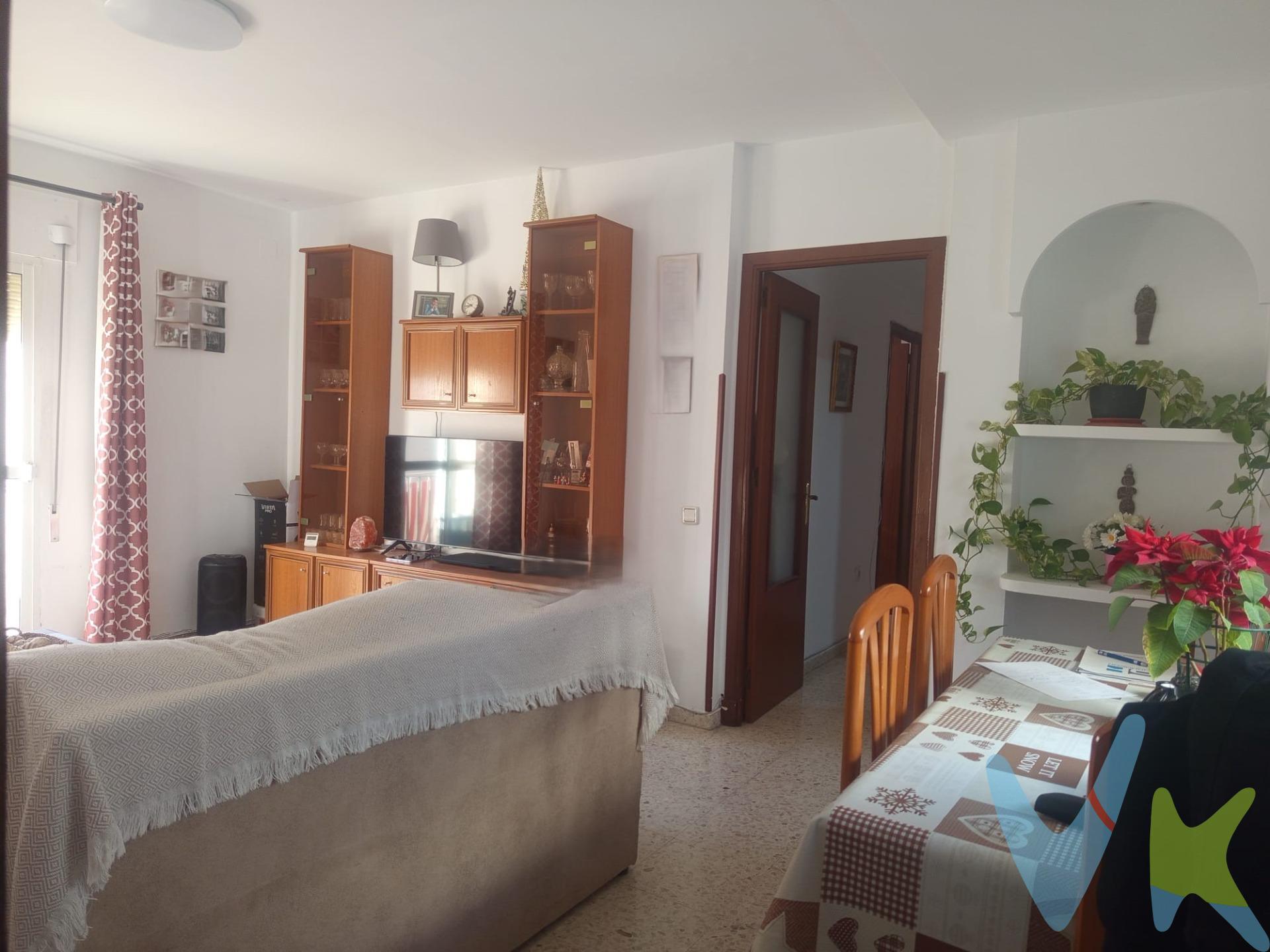 En una de las zonas más prácticas y bien conectadas de San Fernando, se encuentra este acogedor piso en calle Goya, ideal para quienes buscan un hogar con potencial y una ubicación cómoda para el día a día. La vivienda, situada en una tercera planta sin ascensor, ofrece una distribución muy funcional con tres dormitorios, un baño, un salón luminoso y una cocina amueblada lista para su uso. Gracias a su altura y orientación, disfruta de una agradable entrada de luz natural durante gran parte del día, creando un ambiente cálido y confortable. El piso se encuentra semi de origen, con una reforma realizada hace aproximadamente 20 años, lo que lo convierte en una excelente oportunidad para personalizarlo y adaptarlo a tu estilo sin partir de cero. Ubicado en una zona consolidada, tendrás a mano todo lo necesario: supermercados, colegios, pequeños comercios, transporte público y zonas de ocio. Además, su cercanía al centro de San Fernando permite disfrutar de todos los servicios sin necesidad de grandes desplazamientos. Una vivienda con alma, perfecta tanto como primera residencia como inversión, donde cada rincón guarda posibilidades esperando a ser descubiertas. ✔️ 3 dormitorios. ✔️ Salón luminoso. ✔️ Cocina amueblada. ✔️ 1 baño. De acuerdo con lo prevenido en el Decreto 218/2005, de 11 de octubre, se informa al cliente que los Gastos Notariales, Registrales, impuesto de transmisiones (ITP), Honorarios de intermediación, Gastos financieros, y otros gastos inherentes a la compraventa no están incluidos en el precio. Disponemos del Documento Informativo Abreviado de la propiedad (D. I. A), según Decreto 218/2005, de 11 de octubre. La Agencia Inmobiliaria también dispone de Seguro de Caución, para la garantía y protección de las cantidades económicas entregadas como señal para la reserva de una vivienda. . 