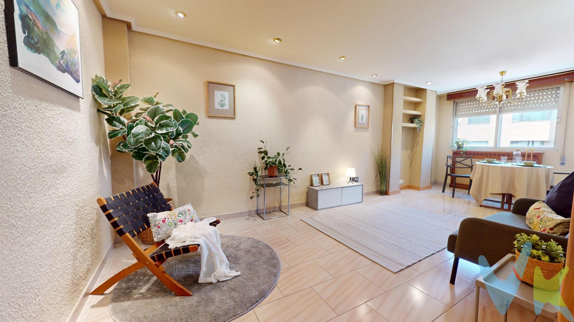 ✨ Tu nuevo hogar en la calle Luis Braille te está esperando ✨. Amplio y luminoso piso de 80 m² ubicado en una de las zonas más consolidadas y comerciales de la ciudad. Situado en planta alta, disfrutarás de excelente luz natural, en un entorno tranquilo y perfectamente comunicado. La vivienda se distribuye en un salón exterior muy acogedor, ideal para tus momentos de descanso o para disfrutar en familia. La cocina independiente cuenta con galería y acceso a un balcón que aporta ventilación y amplitud. Dispone de tres dormitorios, uno de ellos con galería propia. Baño con bañera. Al entrar, te recibe un práctico armario gabanero en el recibidor, perfecto para mantener el orden desde el primer paso. Además, opcionalmente podrás adquirir una plaza de garaje justo enfrente, una auténtica comodidad en la zona. Ubicado en un barrio con todos los servicios: colegios, supermercados, centros de salud, parques y excelente conexión con transporte público. ¡Ven a visitarlo y siente que ya es tuyo!. **NOTA HISTÓRICA**: fué un pedagogo francés que diseñó un sistema de lectura y escritura para personas con discapacidad visual. **Gastos de compraventa e intermediación no incluidos en el precio.