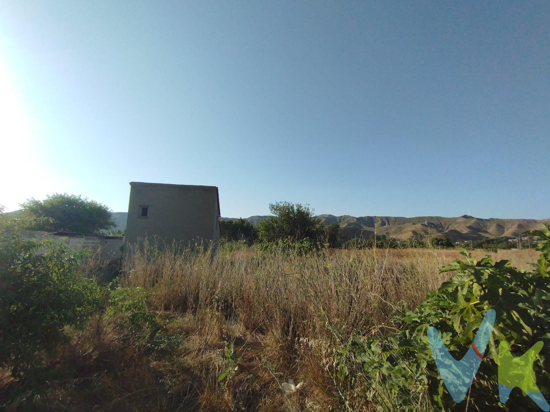 CADRETE - 20.000 EUROS.  Parcela 2.145 metros junto a Hotel Kadrit y autovía Mudéjar. Según catastro hay un terreno rustico de 1711 metros con caseta agrícola y olivos y parcela lindante de 491 metros, que es suelo urbanizable de uso industrial. Oportunidad 18.000€. El precio no incluye impuestos, gastos de notaría, registro ni honorarios de intermediación. Este anuncio tiene carácter informativo y no es contractual. Puede estar sujeto a errores o modificaciones.