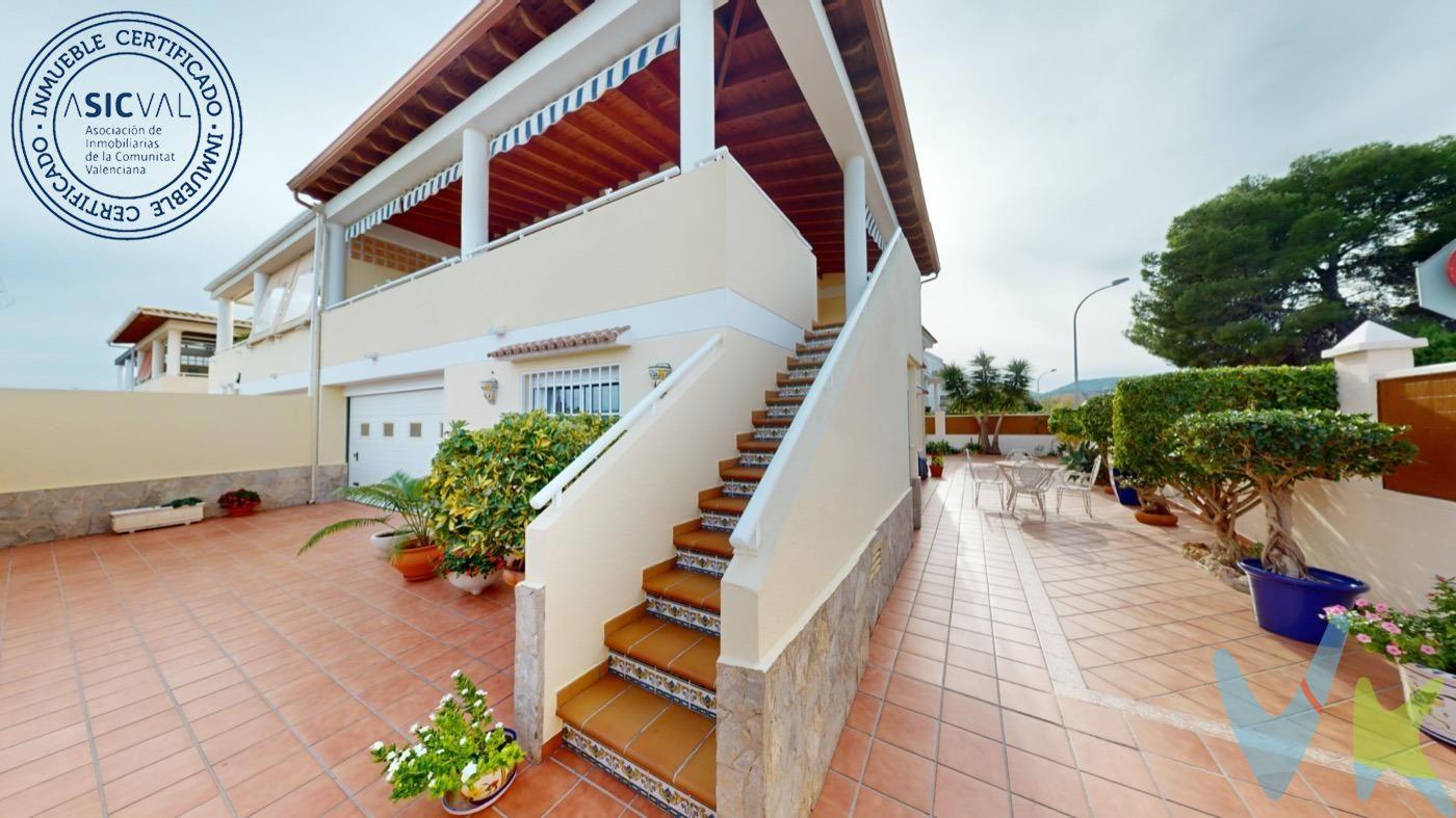 . ¿Estás buscando un hogar de ensueño en Oliva? ¡Lo tenemos para ti! 🏡✨ Este impresionante chalet pareado te ofrece lo mejor de la vida en la costa🏖. Con una superficie de 219 m² y una parcela de 282 m², tendrás espacio más que suficiente para disfrutar,  e incluso si quieres, hacerte la piscina 🏊🏻‍♀️ de tus sueños.   Podrás vivir todo el año con total tranquilidad, se encuentra en excelentes condiciones, lista para ser disfrutada. La propiedad cuenta con planta baja totalmente equipada, donde dispones de 2 habitaciones, un baño con ducha, amplio salón comedor, cocina office y garaje cerrado. Todo completamente exterior y con acceso desde casi todas las estancias al jardín. Además de varios espacios de almacenamiento extra para guardar los enseres del jardín. Podemos acceder a la primera planta directamente desde el exterior, sin tener pasar por planta baja y una vez arriba nos encontramos con una espectacular terraza, soleada y con vistas a la huerta valenciana, llena de naranjos con su característico olor a azahar en su época de floración, todo una explosión de sensaciones que te brinda armonía y tranquilidad. No obstante si lo prefieres, también tienes la escalera interior que te conducirá directamente a su espectacular salón.  cocina office, 2 habitaciones y un baño con bañera para relajarse. Su perfecta orientación te permitirá disfrutar de una excelente iluminación natural durante todo el días, sin importar en que lugar te encuentres. La propiedad está vallada, brindándote privacidad y seguridad. Todo en un entorno privilegiado, rodeado de naturaleza, entre el pueblo y la playa. ¡No pierdas la oportunidad de vivir en este exclusivo chalet pareado! Contáctanos ahora mismo para más información y concertar una visita. 📞🌟🏡. 2. Casa/Chalet → Pareado en Oliva, 219 m. de superficie, 282 m. superficie parcela, 18 m2 de cocina, 21 m2 de comedor, 26 m2 de salón, 55 m2 de terraza, 1200 m. de la playa, 4 habitaciones dobles, 2 baños, propiedad para Entrar a vivir, cocina equipada, carpintería interior de madera, orientación este oeste, suelo de gres, carpintería exterior de aluminio / climalit. DETALLES: 2ª mano, alarma, apart. separado, armarios empotrados, bomba frío y calor, calefacción (gas-oil), calefacción central, despensa, esquina, jardín, luminoso, riego automático, salon-comedor, soleado, techos altos, terraza, trastero, árboles, colegios, costa, montaña, parques, supermercados, urbanización, vallado, vistas despejadas, garaje  incluido (40m2), parking incluido. P.V.P. IMPUESTOS Y TASAS NO INCLUIDOS (IVA, ITPAJD) NO INCLUIDOS GASTOS DE NOTARIA Y REGISTRO. 