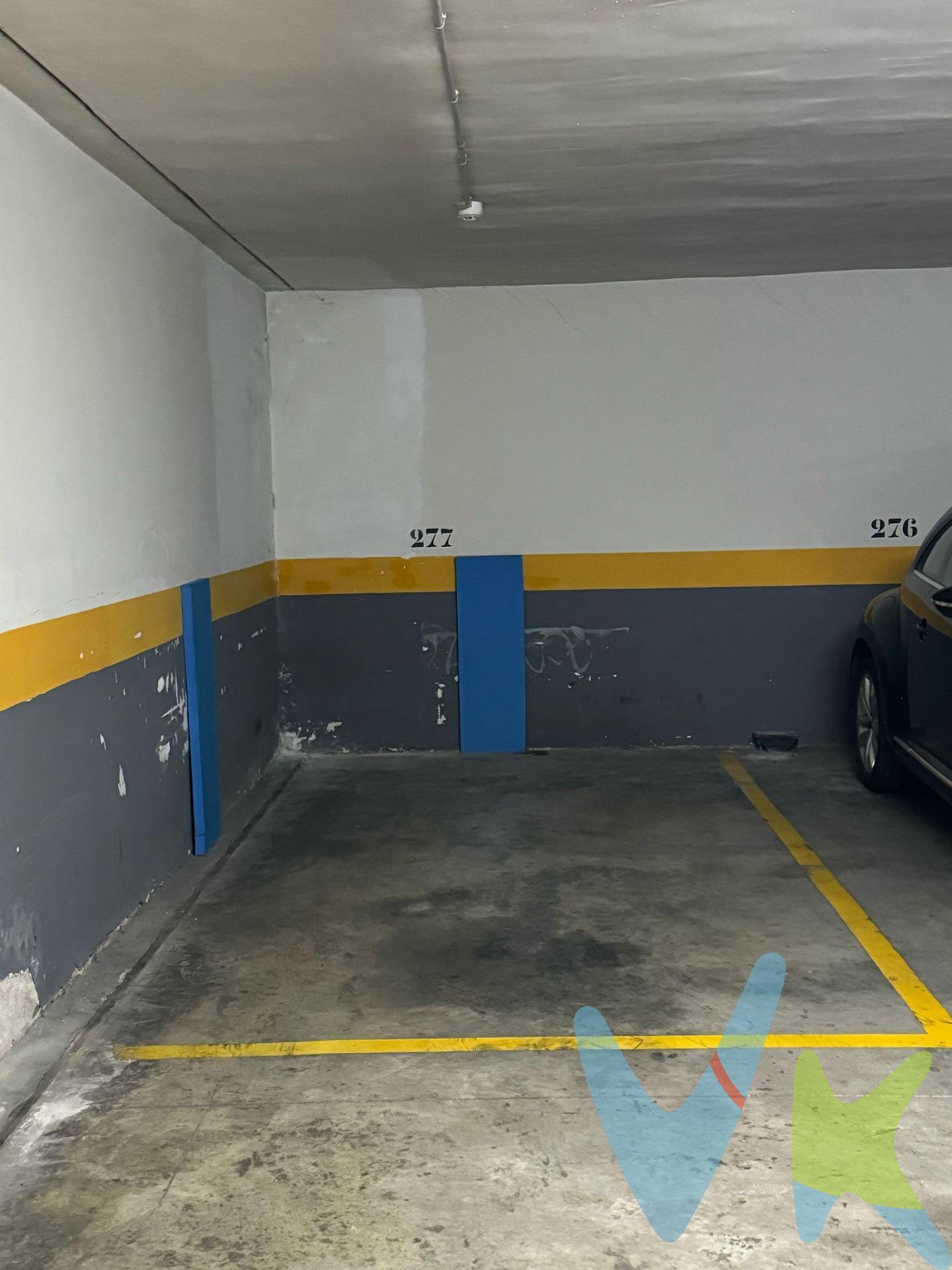 . Plaza de garaje grande, esquinera. Situada en residencial Arboleda en Nou Campanar, calle Reina Violante. Capacidad para coche grande. El residencial cuenta con vigilancia 24h, seguridad y puerta automática, acceso directo ascensor. En el precio del inmueble no están incluidos los gastos de compraventa ni los honorarios de la agencia. Para mas información , contacte con nosotros. 