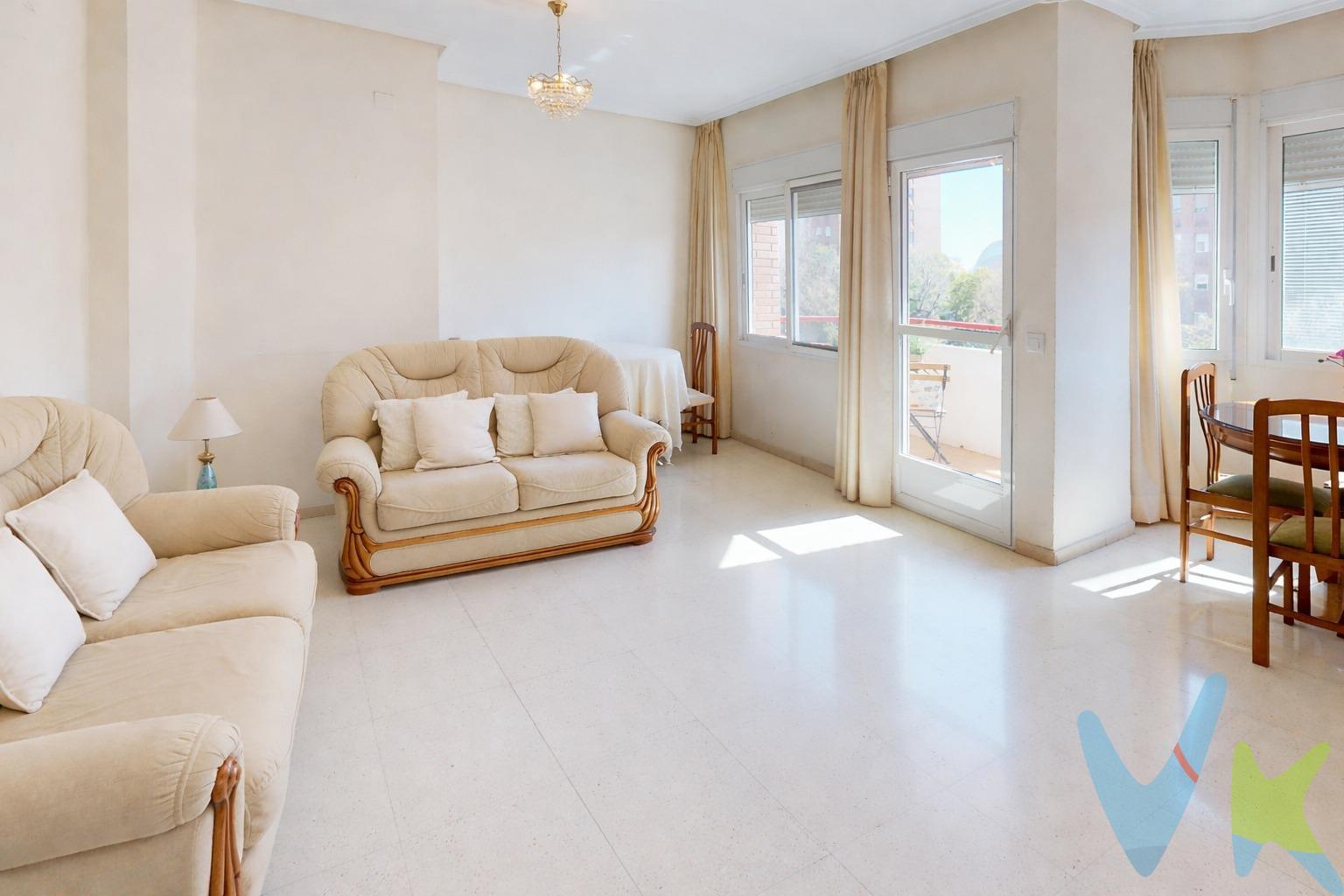 🏡 Amplia vivienda con vistas al río en Avenida de la Plata – 106,15 m². Te presentamos esta magnífica vivienda de 106,15 m² construidos, situada en una de las zonas con mayor proyección y crecimiento de la ciudad. Destaca por su excelente ubicación, amplitud de espacios y luminosidad, siendo una opción ideal tanto para quienes buscan una vivienda lista para habitar como para quienes desean diseñar su hogar a medida mediante una reforma. ✨ Distribución y características:. 🛏️ 2 amplias habitaciones dobles (anteriormente 3, con posibilidad de recuperar fácilmente la tercera estancia). 🛁 Baño completo de gran tamaño, cómodo y funcional. 🛋️ Salón espacioso y muy luminoso, con acceso directo a un agradable balcón. 🌞 Orientación sur-este, que garantiza luz natural durante gran parte del día. 🏡 Vivienda en buen estado de conservación, con gran potencial de redistribución y modernización. 🏢 Edificio bien mantenido y con buena comunidad de vecinos. 🌿 Entorno y ubicación privilegiada:. Ubicada junto al cauce del río, ideal para paseos, deporte y disfrutar de zonas verdes, y a escasos minutos de la Ciudad de las Ciencias, uno de los principales referentes culturales y arquitectónicos de la ciudad. 🚇 Excelente comunicación mediante metro Línea 10 y diversas líneas de autobús, facilitando el acceso al centro y a otros puntos clave. 🏗️ Situada muy próxima a la nueva zona de expansión vinculada al Roig Arena, lo que supone una gran oportunidad de inversión y revalorización futura. 🛍️ Rodeada de todo tipo de servicios: comercios, supermercados, centros educativos, sanitarios y zonas de ocio. Una vivienda con amplitud, ubicación estratégica y gran potencial, perfecta tanto como residencia habitual como inversión inmobiliaria. 📞 Contacta para más información o para concertar una visita. El precio no incluye gastos de notaría, gestoría y registro de la propiedad, que se concretarán según su arancel profesional; los impuestos aplicables, a determinar según su normativa específica; los gastos de financiación, en su caso; ni los gastos de agencia inmobiliaria en las condiciones que se pacten con ésta.