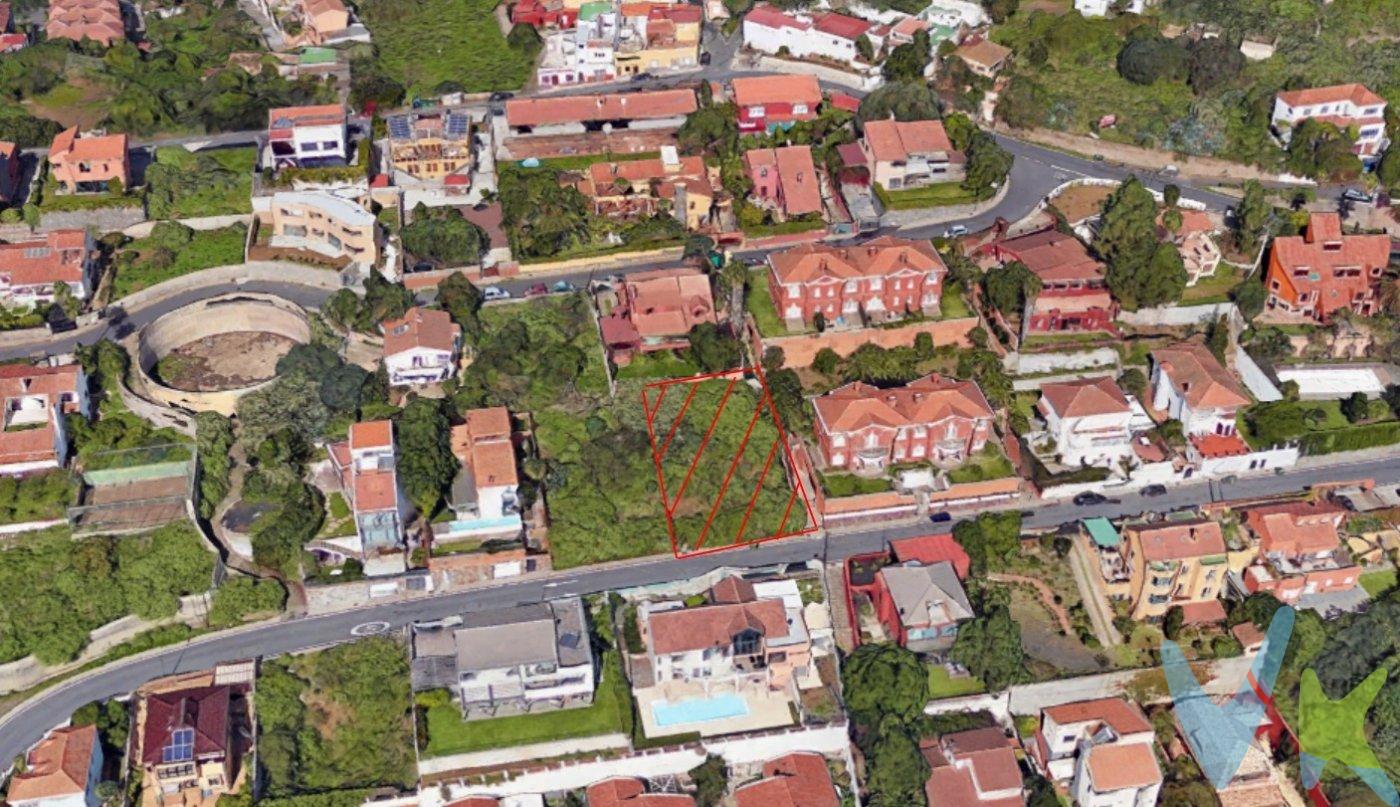 ¿Estás pensando en construir tu propia casa? Encontrar el terreno adecuado es el primer paso para dar forma al hogar que imaginas, y su ubicación, orientación y entorno marcarán la diferencia. Te presentamos este fantástico solar urbano de 449 m² situado en la Urbanización Bandama, en un entorno residencial tranquilo y privilegiado, próximo al campo de golf y a instalaciones ecuestres. La parcela cuenta con aproximadamente 18 metros de frontis, orientación sur e inmejorables vistas, ofreciendo unas condiciones excelentes para proyectar una vivienda luminosa y aprovechar al máximo su entorno. Con calificación urbanística Ciudad Jardín 1, dispone además de proyecto para la construcción de una vivienda unifamiliar, un importante valor añadido para comenzar a hacer realidad tu futuro hogar. Una excelente oportunidad por ubicación, características y precio en una de las zonas residenciales más atractivas de Gran Canaria.