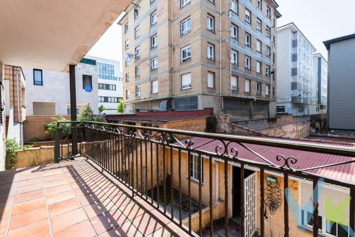 ¿Alguna vez has imaginado vivir en una casa independiente de tres plantas, con terraza soleada, patio privado y todo el espacio que tu familia necesita en pleno Gijón?Hoy os presentamos todo ello y en una de las zonas residenciales más tranquilas de Gijón, se trata de una casa independiente de tres plantas con un sinfín de posibilidades. Ideal para familias que buscan amplitud, privacidad y espacios exteriores donde disfrutar del sol.Esta propiedad ofrece espacio, independencia y versatilidad y es perfecta para familias grandes, para quienes buscan combinar vivienda y despacho en un mismo lugar, o para quienes desean invertir en una casa con opciones de redistribución.Se ubica en una zona tranquila, con buena conexión al centro de Gijón y servicios cercanos contando con espacios exteriores muy aprovechables: patio privado y terraza en altura.Además ofrece diferentes opciones de uso: vivienda unifamiliar amplia o posibilidad de plantear una futura redistribución en varias viviendas ya que en la actualidad su distribución es la siguiente:Planta baja: salón, cocina independiente, un dormitorio cómodo y un cuarto de baño completo. Desde la cocina de esta planta se accede al patio trasero, perfecto para reuniones al aire libre y con un práctico trastero de unos 20 m², ideal para almacenamiento o taller.Primera planta: Espacios idénticos a la planta baja: salón, cocina, dormitorio y baño. Además, desde esta altura se accede a la planta bajocubierta tanto por el interior como por el rellano del edificio, lo que abre interesantes opciones de independencia entre plantas.Planta bajocubierta: Tres dormitorios de buen tamaño, un cuarto de baño y una gran terraza soleada, perfecta para relajarse, tomar el sol o disfrutar de las vistas.No lo dudes más y llámanos, estaremos encantados de acompañarte a que conozcas la casa de tus sueños.Las imágenes incluyen una propuesta de home staging virtual, realizada para mostrar el potencial real de la vivienda. La decoración mostrada no corresponde al estado actual del inmueble.En el precio publicitado no se incluyen los Impuestos de Transmisiones Patrimoniales ni los gastos de Notaría y Registro. 