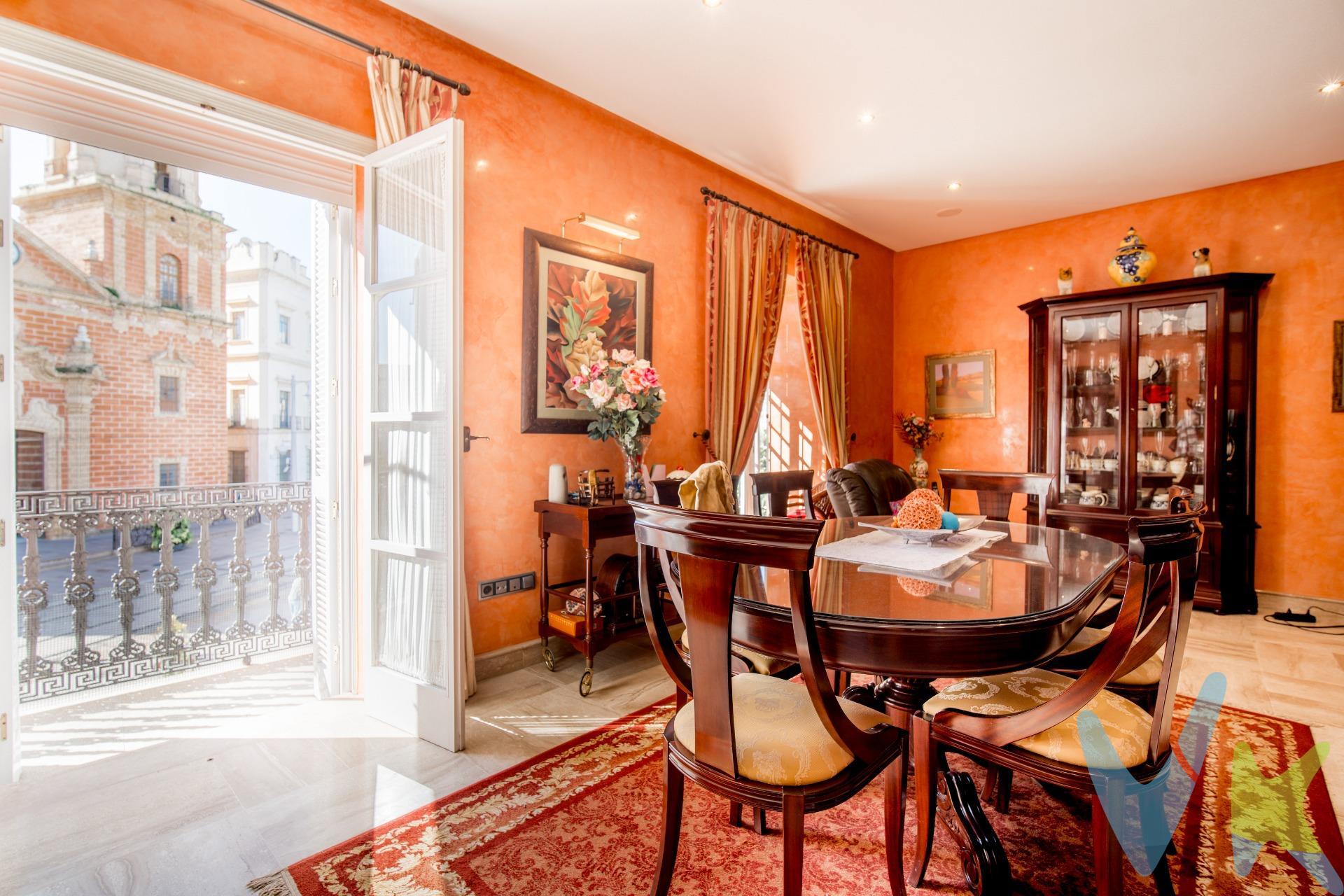 Descubre esta espectacular propiedad ubicada en la emblemática Calle Real, en pleno centro histórico de San Fernando. Con una superficie generosa de 376 m², este encantador inmueble ofrece un diseño funcional y luminoso que incluye cuatro amplios dormitorios (tres dobles y uno sencillo) y tres baños completos, siendo uno de ellos en suite. La vivienda destaca por sus techos altos que aportan amplitud al espacio; además cuenta con aire acondicionado central para su confort durante todo el año. Disfruta del sol a través de los ventanales orientados hacia la calle real y relájate en cualquiera de los tres patios privados disponibles o bien comparte momentos inolvidables entre los dos salones acogedores que se encuentran dentro del inmueble. Esta casa está equipada con cocina moderna e integral así como armarios empotrados estratégicamente ubicados para maximizar almacenamiento sin sacrificar estilo ni comodidad. El edificio posee ascensor directo a la primera planta facilitando accesibilidad total desde cualquier rincón urbano cercano: centros médicos, colegios , supermercados e incluso transporte público mediante tranvía autobuses . ¡Una oportunidad única! No pierdas tiempo visitando tu nuevo hogar ideal. . Comercializamos este inmueble en exclusiva, lo que le garantiza el acceso a toda la información y un servicio de calidad único y personalizado. En cumplimiento del Decreto de la Junta de Andalucía 218/2005 del 11 de Octubre, se informa al cliente que los gastos notariales, registrales, ITP y otros gastos inherentes a la compraventa no están incluidos en el precio.