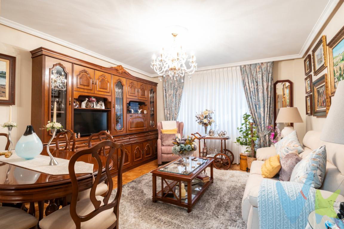  En el corazón de Ciudad Naranco, Oviedo, se encuentra este piso en venta que combina comodidad y estilo. Este espacioso hogar ofrece una generosa superficie de 97 metros útiles y 102 metros construidos, proporcionando un ambiente acogedor y práctico para toda la familia. Situado en la planta 1, este inmueble garantiza un lugar para vivir a 5 minutos del centro de Oviedo.El pisos es de 3 habitaciones dobles , salón-comedor, 2 baños completos y una cocina grande. También tiene una despensa grande y zona de colada . Dos aseos bien equipados aseguran que las rutinas matutinas sean más fluidas y organizadas, eliminando la espera y optimizando el tiempo. Cada detalle ha sido cuidadosamente considerado para ofrecer el máximo confort y funcionalidad. La cocina, que también viene equipada con los últimos electrodomésticos. Se vende prácticamente vacío de muebles. Y está totalmente reformado.IMPORTANTE déjanos tu teléfono en el caso de estar inetresad@ !Con su amplitud y disposición bien planificada, este piso representa una excelente oportunidad para quienes buscan un hogar que ofrezca el equilibrio perfecto entre tradición y modernidad. Cualquier potencial comprador apreciará la calidad del acabado, el cuidado en el mantenimiento y la disposición lista para entrar a vivir.Conclusiones que avalan la inversión. Este piso en Ciudad Naranco, Oviedo, se presenta como una magnífica ocasión que no puede dejar pasar. La perfecta combinación de espacio, ubicación y comodidades hace que este inmueble sea una opción atractiva para cualquiera que busque establecer su hogar en un entorno sereno y conveniente.No deje pasar esta oportunidad de hacer suyo un pedazo del hogar de sus sueños y llámenos para concertar una visita!!