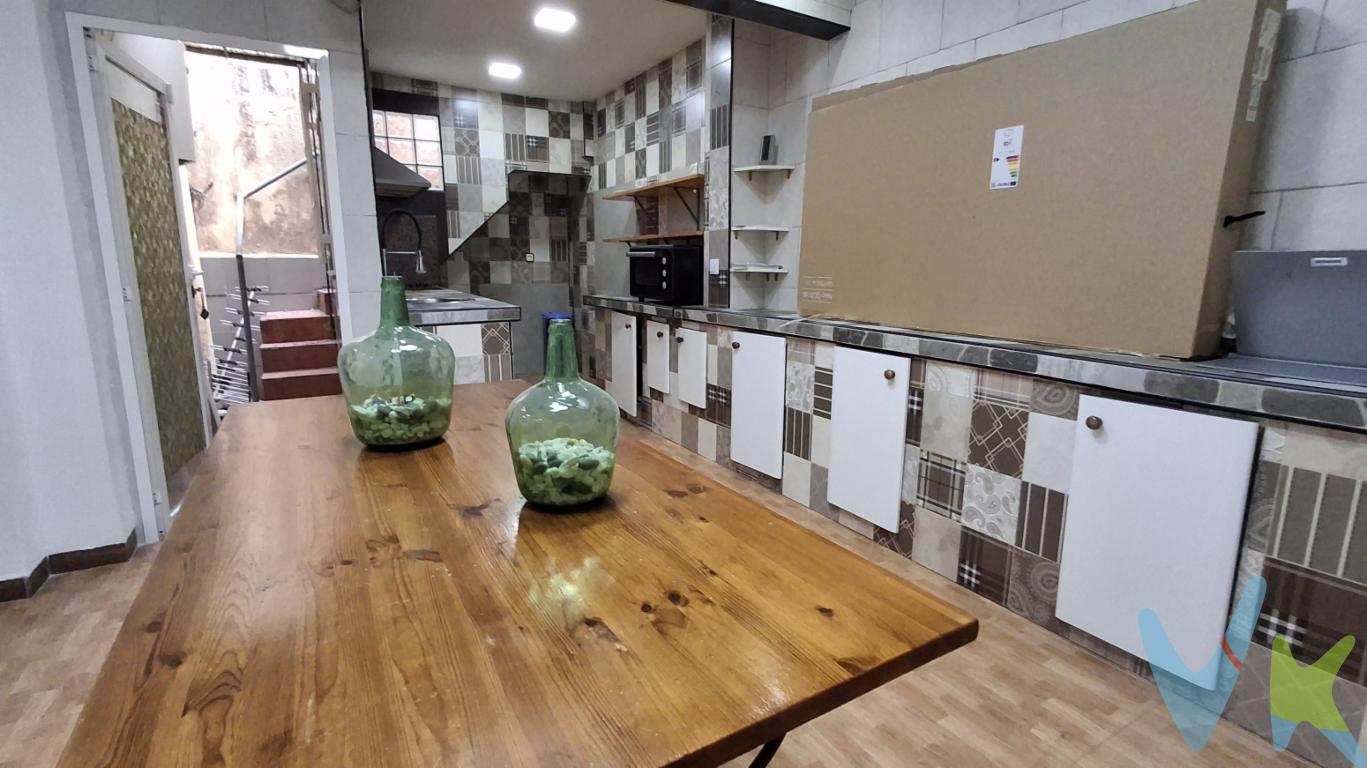 PLANTA BAJA CON GRAN TERRAZA Y POSIBILIDAD DE 3 HABITACIONES (actualmente 2) EN ALAQUÀS. VALENCASA presenta esta acogedora planta baja en una de las zonas consolidadas de Alaquàs, ideal para quienes buscan comodidad, amplitud exterior y una vivienda lista para entrar a vivir.La vivienda cuenta con aproximadamente 80 m² construidos y una fantástica terraza/corral privado que aporta luz, ventilación y un espacio perfecto para disfrutar al aire libre durante todo el año.Actualmente dispone de 2 habitaciones, aunque gracias a su distribución existe posibilidad real de habilitar una tercera habitación, convirtiéndola en una excelente opción tanto para familias como para quienes necesiten espacio adicional para despacho o vestidor.Destaca especialmente su amplia cocina office, muy luminosa y funcional, con gran capacidad de almacenaje y espacio para reuniones familiares. El salón comedor ofrece un ambiente cómodo y acogedor.La vivienda dispone además de:Baño reformado de gran tamaño con ducha.Aire acondicionado Split.Orientación sur.Armarios empotrados.Zona de galería/lavadero.Vivienda luminosa y bien distribuida.Planta baja muy cómoda y práctica.Ubicada en una zona con todos los servicios cercanos: comercios, supermercados, colegios, transporte público y fácil acceso a Valencia.Una vivienda con muchísimo potencial, amplitud exterior y múltiples posibilidades de distribución.  Condiciones económicas y legales.PVP: 135.000 Gastos e impuestos no incluidos en el precio. La compra conlleva impuestos y gastos de formalización para el comprador.En las segundas o ulteriores transmisiones, el Impuesto de Transmisiones Patrimoniales (ITP) se liquidará conforme a la normativa vigente de la Comunitat Valenciana. Con carácter general, el tipo aplicable es del 10%, sin perjuicio de la aplicación de tipos reducidos del 8%, 6%, 4% ó 3% cuando concurran los requisitos legalmente establecidos para ello.La compraventa se realizará con gastos según ley, por lo que los gastos de notaría y registro de la propiedad serán asumidos conforme a lo dispuesto en la normativa aplicable. A título orientativo, dichos gastos, según aranceles oficiales, pueden situarse aproximadamente entre 400  y 800 , dependiendo del precio final y de las circunstancias de la operación.Honorarios de intermediación inmobiliaria no incluidos en el precio: 4 % más IVA sobre el precio final de venta.Se informa al consumidor que la agencia actúa como intermediaria inmobiliaria en la operación, estando cualquier eventual compraventa y sus condiciones sujeta a la aceptación expresa del propietario o vendedor y a la posterior formalización del correspondiente contrato de arras.El consumidor tiene, conforme a la normativa vigente, a su disposición información y documentación adicional relativa al inmueble, pudiendo consultarla en la agencia inmobiliaria.La información contenida en este anuncio tiene carácter meramente informativo y no contractual, pudiendo estar sujeta a errores u omisiones involuntarias.