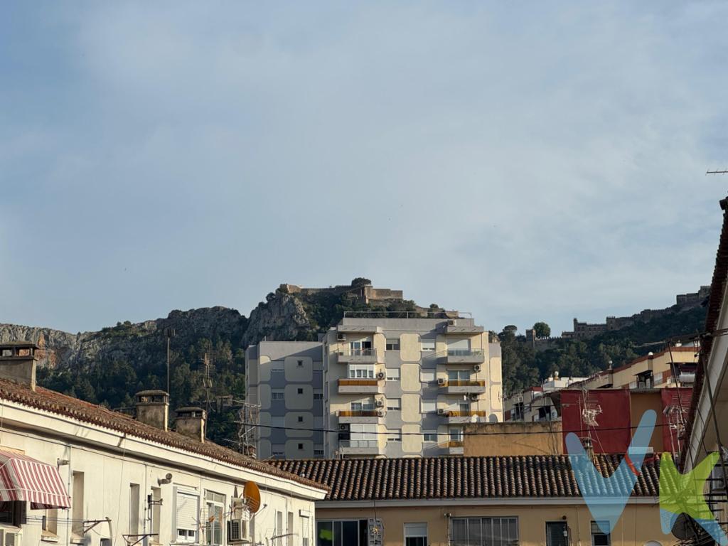 Se ofrece vivienda de VPO en Xàtiva, ubicada en la zona del Paseo del Ferrocarril, una de las áreas más consolidadas y bien comunicadas de la localidad.

La vivienda cuenta con una distribución cómoda y funcional, compuesta por tres dormitorios, dos de ellos dobles y uno individual, ideales tanto para familias como para quienes necesiten espacio adicional para despacho o invitados. El salón-comedor es amplio y luminoso, equipado con split de aire acondicionado con bomba de frío/calor, y dispone de acceso directo a un balcón con toldo, desde el que se pueden disfrutar de agradables vistas al Castillo de Xàtiva, uno de los grandes atractivos de la ciudad.

La cocina se encuentra semi equipada, con armarios altos y bajos en madera de pino, vitrocerámica y campana decorativa. Desde ella se accede a una práctica galería donde se ubica el termo eléctrico, aportando funcionalidad y espacio adicional de almacenamiento. La vivienda dispone además de dos baños completos.

En cuanto a calidades, el suelo es de terrazo de grano pequeño en toda la vivienda, mientras que cocina y baños están revestidos en gres, lo que facilita el mantenimiento y aporta durabilidad.

Como valor añadido, la propiedad incluye un trastero de aproximadamente 5 m², situado en la zona bajo cubierta del edificio, ideal para almacenaje extra.

Vivir en Xàtiva ofrece numerosas ventajas: combina la tranquilidad de una ciudad histórica con todos los servicios necesarios (centros educativos, sanitarios, comercios y transporte). Su excelente conexión por tren y carretera facilita el acceso a Valencia y otras localidades cercanas. Además, destaca por su rico patrimonio cultural, su emblemático castillo, su entorno natural y una calidad de vida marcada por un ritmo más relajado, ideal para quienes buscan bienestar sin renunciar a la comodidad.

Por mandato expreso del propietario, comercializamos este inmueble en exclusiva, lo que le garantiza un servicio de calidad, un trato fácil, un proceso sencillo, rápido y sin interferencias de terceros. Por este motivo, se ruega no molestar al propietario, a los ocupantes de la propiedad, a los vecinos o conserjes del edificio si los hubiera.
Muchas gracias por su comprensión. Si usted es agencia inmobiliaria y tiene un cliente para este inmueble, llámenos, estaremos encantados de colaborar en esta y otras operaciones.
Los datos facilitados son informativos, sujetos a pequeños errores, por lo que no suponen relación contractual alguna.

No dudes en consultarnos!!!