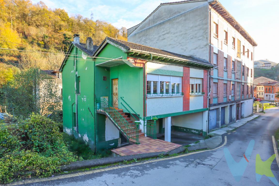 Vivienda unifamiliar en venta en Tuilla, Langreo, situada en una zona  con excelentes conexiones, una ubicación especialmente práctica para quienes necesitan moverse con facilidad entre Langreo, Oviedo y Gijón, tanto en transporte público como por carretera.La casa se encuentra en buen estado de conservación, pudiendo habitarse desde el primer día, sin necesidad de realizar reformas inmediatas. Es una vivienda funcional, bien distribuida y con metros aprovechados al máximo.Se organiza en varias plantas:Planta sótano con garaje, ideal para el día a día y almacenamiento seguro.Planta principal, con tres dormitorios, salón, cocina y recibidor, cómoda y funcional.Planta bajo cubierta, habilitada como dos dormitorios adicionales y espacio de almacenaje, aportando versatilidad y capacidad extra.La ubicación es uno de sus grandes valores: transporte público en la puerta, servicios próximos y conexión rápida con los principales núcleos urbanos de Asturias, lo que la convierte en una opción muy interesante tanto como vivienda habitual como para inversión.Un hogar pensado para quienes buscan comodidad, amplitud y calidad de vida, ya que la casa se encuentra en un pueblo con todos los servicios necesarios para el día a día: consultorio médico y farmacia, colegio de educación infantil y primaria, tiendas de alimentación y comercios locales, así como bares y espacios de ocio cercanos.Una oportunidad real para quienes buscan una casa amplia, bien comunicada y lista para vivir, en una zona con demanda y recorrido.No están incluidos en el precio Impuesto de Transmisiones Patrimoniales y los gastos de Notaría y Registro.Los honorarios de la agencia inmobiliaria son asumidos íntegramente por la parte vendedora no suponiendo coste alguno para el comprador. 