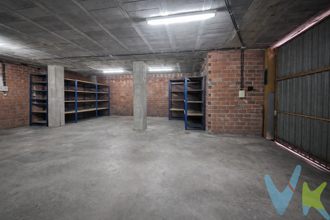 Ubicación inmejorable en pleno centro de Colindres. Si buscas visibilidad, amplitud y posibilidades reales de negocio, este local lo tiene todo.Características principales:Su ubicación estratégica en zona de paso garantiza alta exposición y tránsito peatonal y rodado, algo fundamental para cualquier negocio.La amplitud del local permite adaptarlo fácilmente a diferentes modelos comerciales, pudiendo crear varias estancias, zonas de atención al público, almacén o despachos.Perfecto tanto para emprendedores como para empresas consolidadas que busquen presencia en una de las zonas más comerciales de Colindres.✅ Ideal para cualquier tipo de actividad: comercio, oficina, clínica, hostelería, academia, centro de servicios✅ Espacio amplio con múltiples posibilidades de distribución✅ Gran visibilidad comercial✅ Fachada a tres calles✅135  metros cuadrados construidos Si buscas un local que marque la diferencia en el centro de Colindres, este puede ser tu próximo proyecto.Honorarios a cargo del comprador 1%, IMPUESTOS , GASTOS NOTARIALES Y REGISTRALES NO INCLUIDOS