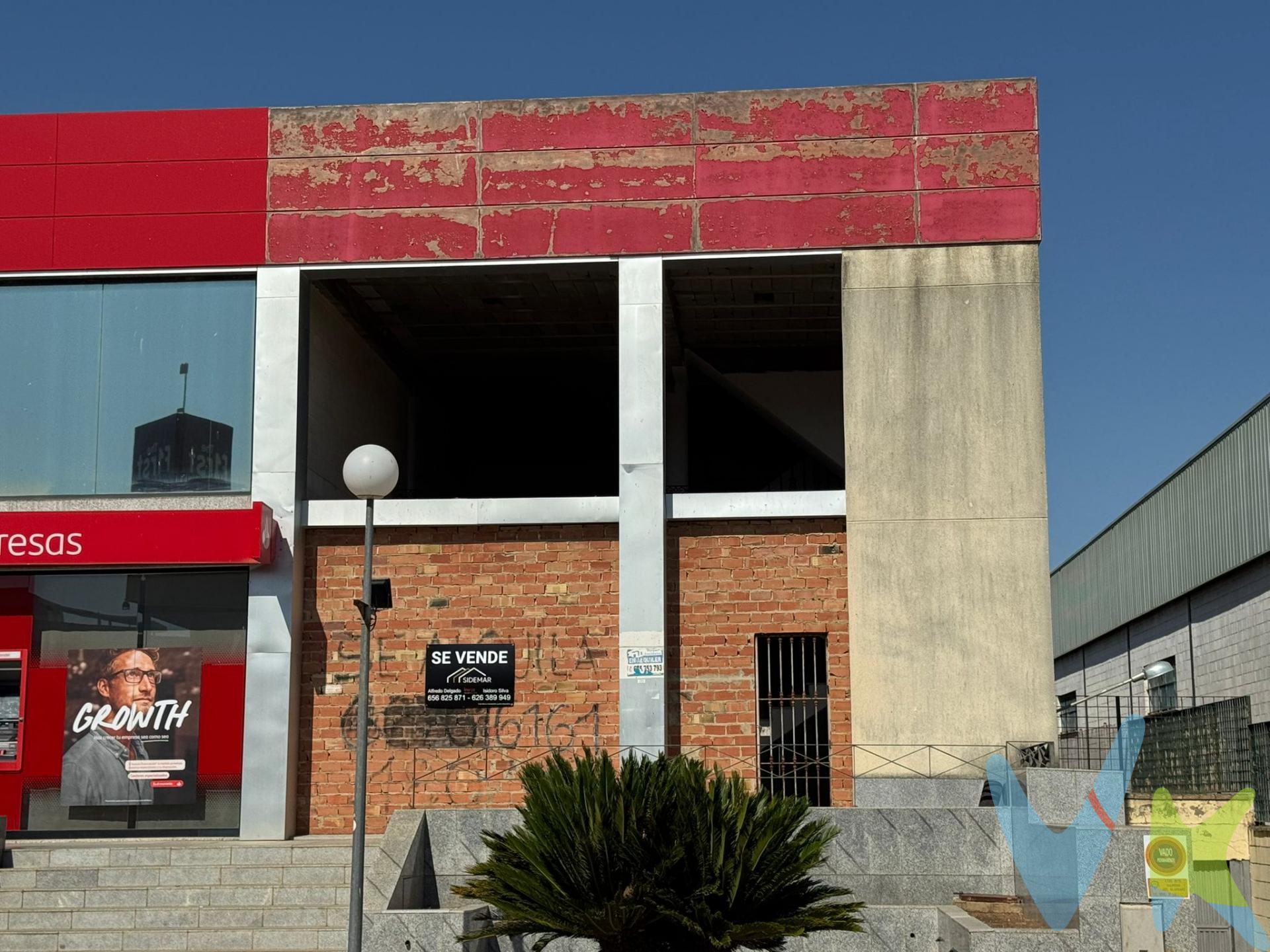 PRECIO DE VENTA: [149.000 + GASTOS] €. Local Comercial en Polígono PISA – Ideal para Cualquier Tipo de Negocio, con Azotea Privada. Se ofrece en venta amplio local comercial situado en el reconocido Polígono PISA (Mairena del Aljarafe), una de las zonas empresariales más activas del Aljarafe sevillano. Características principales:. Superficie total construida: 188 m², distribuidos en dos plantas, lo que permite una separación clara entre zonas de trabajo, atención al público, oficinas o almacenamiento. Azotea privada de gran tamaño: Espacio adicional ideal para ampliación, terraza, instalación de placas solares, eventos o uso recreativo. No incluida en los metros construidos. Acceso directo a la calle: Entrada independiente desde vía principal, con excelente visibilidad y facilidad de acceso para clientes o proveedores. Versatilidad de uso: Perfecto para oficinas, showroom, comercio, academia, coworking, clínica, estudio creativo o incluso un pequeño local de hostelería con terraza en azotea. Ventajas adicionales:. Entorno profesional consolidado. Buen aparcamiento en la zona. Accesos rápidos a la SE-30 y buenas conexiones con transporte público. . En cumplimiento de las obligaciones de información previstas en la Ley 10/2025, de 28 de diciembre, de servicios de atención a la clientela y transparencia, así como en la normativa sectorial vigente, se hace constar que el precio indicado no incluye los gastos e impuestos inherentes a la adquisición, los cuales se desglosan a continuación:. •	Impuesto sobre Transmisiones Patrimoniales (ITP): Se aplicará el tipo impositivo vigente en la Comunidad Autónoma de Andalucía, generalmente el 7% (10.430€), sin perjuicio de tipos reducidos del 3,5%, 1,2% o 1% aplicables según las circunstancias personales del comprador o las características del inmueble). El impuesto se devenga sobre el Valor de Referencia de Catastro o el precio de venta, aquel que resulte superior. •	Gastos de Notaría: Los honorarios notariales se calcularán conforme al arancel oficial regulado en el Anexo I, del Real Decreto 1426/1989, de 17 de noviembre, por el que se aprueba el arancel Notarial. •	Gastos de Registro: La inscripción en el Registro de la Propiedad se facturará según el arancel oficial establecido en el ANEXO I, del Real Decreto 1427/1989, de 17 de noviembre, por el que se aprueba el arancel Notarial. •	Gastos de Gestión (Gestoría): Los honorarios por la tramitación administrativa, liquidación de impuestos e inscripción registral ascienden aproximadamente a [545] € (IVA incluido). •	Honorarios Agencia del Vendedor: incluidos en el PVP. •	Honorarios Agencia del comprador: La agencia prestará los servicios de información, asesoramiento y acompañamiento previstos en el Encargo de Servicios y en el D.I.A. Si solicita servicios adicionales o personalizados, sus honorarios serán informados previamente, de forma individualizada y por escrito, conforme a la libertad de pactos y a la normativa vigente. NO VINCULADOS AL PRECIO DE COMPRA. Para una información exhaustiva sobre el funcionamiento, tipos impositivos y bonificaciones del ITP en Andalucía, puede consultar el portal oficial de la Agencia Tributaria de la Junta de Andalucía en el siguiente enlace:. https://www.juntadeandalucia.es/organismos/economiahaciendayfondoseuropeos/areas/tributos-juego/tributos/paginas/impuestos-cedidos-transmisiones.html; . Documento D. I. A. a disposición del consumidor según Decreto 218/2005 Junta de. Andalucía. 