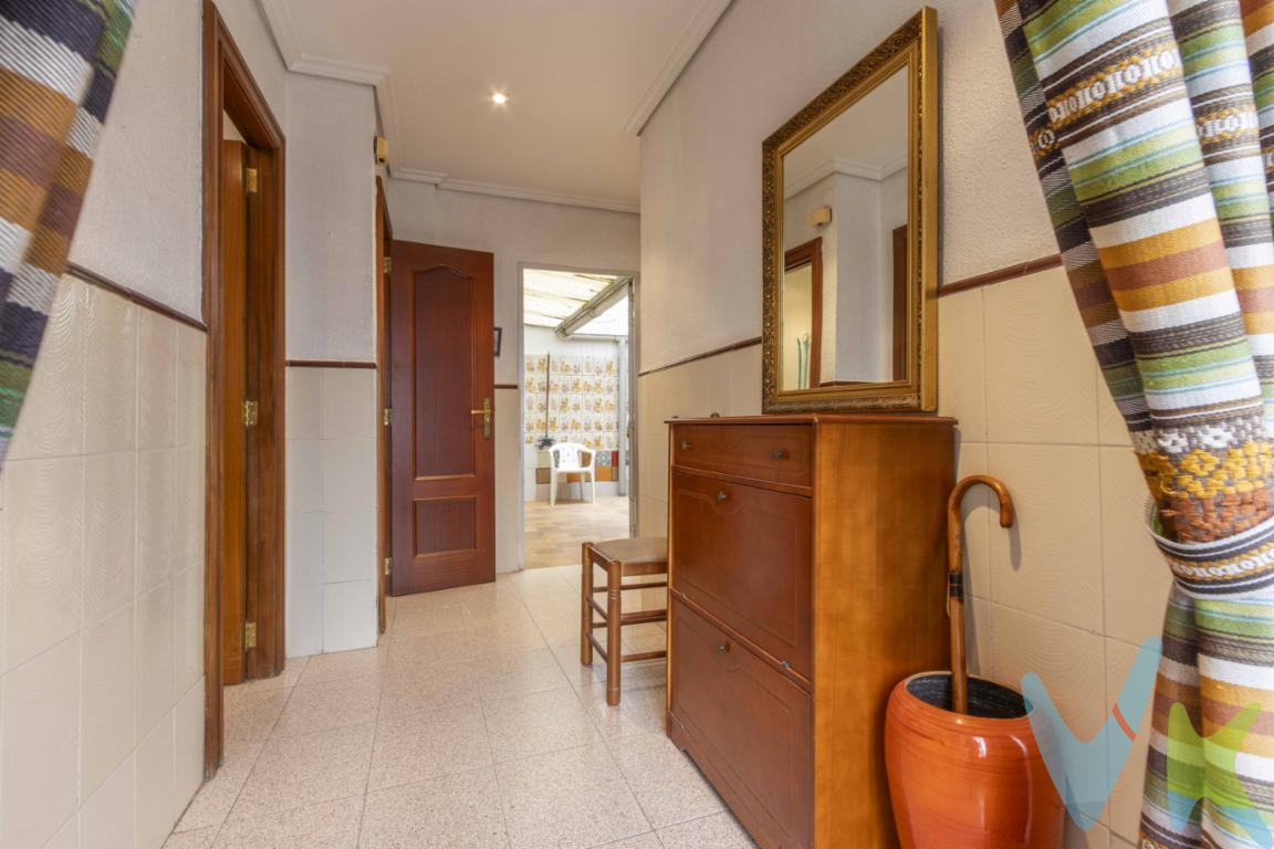  Si está en busca de un piso acogedor y perfectamente ubicado para disfrutar de la tranquila vida que ofrece El Puig, le invitamos a conocer esta maravillosa propiedad en venta. Se trata de un hogar situado en un entorno privilegiado, a pocos minutos tanto del tren como de paradas de buses, lo que garantiza una conectividad inigualable con las principales ciudades cercanas. Una opción excelente para quienes valoran la comodidad del transporte público como parte de su vida diaria.Este piso cuenta con un diseño pensado para brindar confort y funcionalidad en cada espacio. Con una superficie útil de 68 metros cuadrados y una construcción total de 78 metros cuadrados, la distribución está optimizada para aprovechar cada rincón. El año de construcción del edificio es 1972, por lo que se encuentra ubicado en una zona que ofrece una mezcla ideal de tradición y modernidad.Al acceder a la vivienda, se encontrará con un ambiente acogedor que da paso a tres amplias habitaciones. Cada una de ellas está diseñada para convertirse en un refugio personal, donde descansar después de un largo día. La buena iluminación y el diseño cuidado de estos espacios le permitirán decorarlas a su gusto, creando el ambiente perfecto que siempre ha soñado para su hogar.El piso también dispone de un baño completo, equipado con todo lo necesario para brindar la máxima funcionalidad . La vivienda cuenta también con un trastero comunitario que se accede por una puerta situada al lado de la puerta de entrada de la vivienda.Uno de los atractivos más notables de esta propiedad es su terraza en la misma planta para poder disfrutar unos agradables momentos con la familia y amigos.La excelente ubicación del piso le ofrece cercanía con servicios esenciales como supermercados, tiendas, restaurantes y demás servicios públicos, haciendo su día a día más sencillo y agradable. Además de disfrutar de un entorno apacible, tendrá a su disposición una gran variedad de opciones de ocio.Aproveche esta oportunidad única de adquirir una propiedad en El Puig, combinando tranquilidad y accesibilidad. No deje pasar la ocasión de visitar este piso, donde funcionalidad, ubicación y precio se alinean para ofrecer una muy atractiva propuesta. Si siente que esta podría ser su futura casa, le animamos a concertar una visita para descubrir todas las ventajas que este inmueble tiene para ofrecerle.Sería un privilegio para nosotros poder mostrarle en persona este encantador lugar. Estamos seguros de que cumplirá con sus expectativas y le hará sentir el calor de un verdadero hogar. Contáctenos para mayor información y permítanos ser parte de la realización de su sueño de una vivienda perfecta en El Puig.Se muestra a título informativo y no contractual. El precio no incluye lo siguiente: Honorarios de la agencia inmobiliaria, impuestos (IVA, ITP) y otros gastos de la Compraventa (notaria, gestoría y registro). 