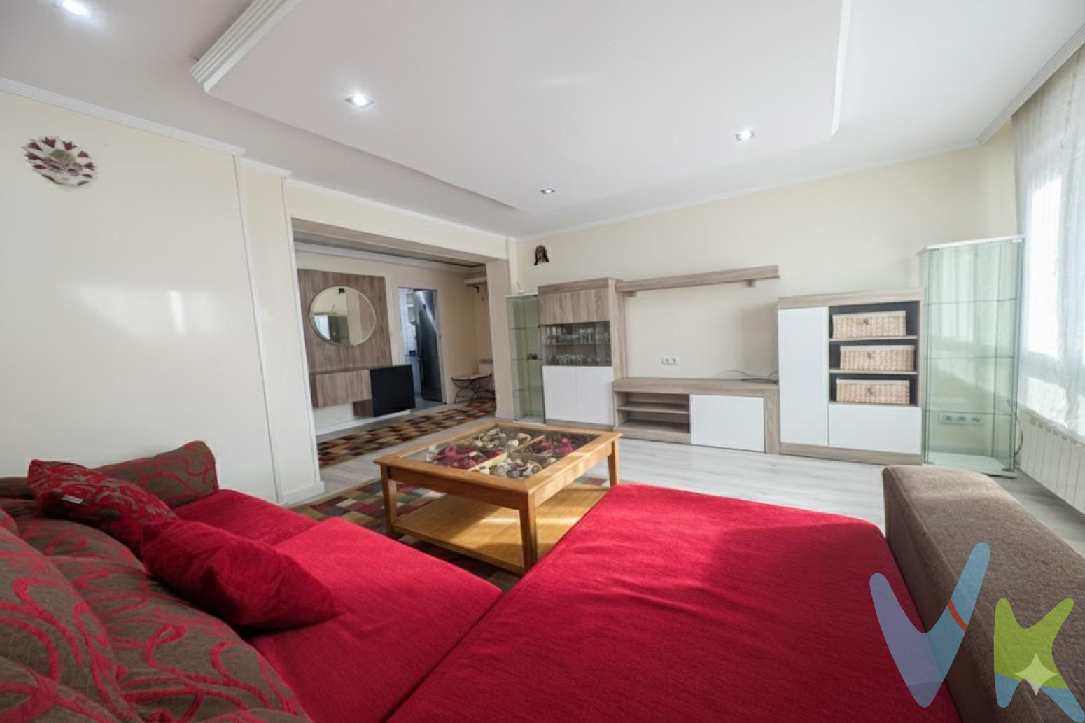  Piso situado en pleno centro de Colindres, junto a todos los servicios: comercios, colegios, transporte y zonas de ocio. Vivienda en muy buen estado, recién pintada y lista para entrar a vivir.Cuenta con tres dormitorios, un baño completo, cocina amueblada, salón luminoso y galería cerrada.Dispone de ventanas de PVC, calefacción y una excelente orientación este-oeste, lo que garantiza sol durante gran parte del día. Además los techos están aislados térmicamente con fibra de vidrio con lo que el piso es muy cálido.Edificio con tejado recientemente renovado y urbanización con zona de aparcamiento comunitario.Ideal como vivienda habitual o inversión en una de las mejores zonas del municipio.Impuestos, gastos notariales y registrales NO INCLUIDOS