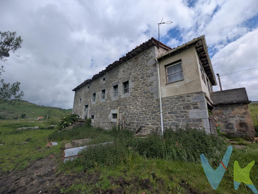 En Lavín se encuentra esta propiedad única que combina historia, espacio y un sinfín de posibilidades. Con 473 m² construidos y una parcela de generosas dimensiones, esta casa es ideal para familias numerosas o quienes buscan un hogar amplio y versátil.Construida en 1961, mantiene el encanto de la época con detalles arquitectónicos clásicos y cinco habitaciones llenas de luz natural. Sus espacios amplios permiten diseñar ambientes a medida, ya sea con un estilo clásico o actual.La parcela ofrece libertad para crear un jardín, zona de ocio o instalar una piscina, todo dentro de un cerramiento que garantiza privacidad y tranquilidad.Su ubicación estratégica permite disfrutar de la calma de Lavín sin renunciar a servicios y buenas conexiones. Un hogar con historia, listo para transformarse en la residencia que siempre has imaginado.Honorarios a cargo del comprador: 1% no incluido en el precioImpuestos, gastos notariales y registrales NO INCLUIDOS 942 65 03 72 | ? 691 690 356 ?? info@area3colindres.com ? www.area3colindres.com 
