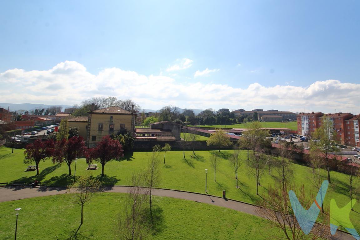 ¡Atención interesados en adquirir una vivienda en Gijón! Ponemos a la venta un encantador piso situado en la tranquila y bien comunicada zona de Contrueces. Este acogedor inmueble es la elección perfecta para aquellos que desean establecer su hogar en una localización privilegiada y disfrutar de todas las comodidades de la ciudad.Ubicado en la quinta planta del edificio, el piso ofrece unas vistas magníficas y una agradable iluminación natural en todas sus estancias. Sus 71 metros cuadrados útiles están distribuidos de manera eficiente para maximizar el espacio y el confort. La vivienda cuenta con dos amplias habitaciones, aunque anteriormente eran tres. Estas habitaciones son versátiles, permitiendo diversos estilos de decoración acorde a las preferencias y necesidades personales.El baño del piso está bien acondicionado, garantizando funcionalidad y comodidad para el día a día. Ideal para quienes buscan una solución práctica y bien equipada. La propiedad también dispone de un área de salón-comedor espaciosa, que se convierte en el rincón perfecto para el descanso y la vida social. Sus dimensiones permiten crear diferentes ambientes dentro del mismo espacio, incluyendo una zona para el comedor y otra para una relajante sala de estar.El apartamento ha sido diseñado con un toque moderno y funcional, ideal para aquellos que valoran la estética y el confort a partes iguales. Sus 82.63 metros cuadrados construidos ofrecen un equilibrio perfecto entre funcionalidad y estilo, lo que se refleja en el diseño de cada rincón de este hogar.La ubicación del piso es inmejorable. Contrueces es una zona conocida por su excelente conexión con el resto de la ciudad, gracias a su proximidad a diversas líneas de autobús. Esta accesibilidad facilita a los residentes el desplazamiento hacia cualquier punto de Gijón, tanto para cuestiones laborales como de ocio. Además, el barrio cuenta con una amplia gama de servicios cercanos, incluyendo supermercados, tiendas, centros educativos y espacios de recreo, garantizando así una vida cómoda y práctica.Este inmueble, cuidado en cada detalle, representa una oportunidad única en el mercado debido a su relación calidad-precio y su ubicación estratégica. Quien busque una inversión segura y con excelente potencial de revalorización, encontrará aquí una opción ideal. Es posible imaginar tardes disfrutando del ambiente del barrio o bien el confort del patio interior del edificio, una opción perfecta para el esparcimiento y la relajación.Aproveche la ocasión de conocer este singular apartamento que promete convertirse en un hogar soñado. Ya sea para vivir o como inversión, las posibilidades y ventajas que ofrece son notables. Este piso en Contrueces es más que una propiedad, es un espacio que ofrece la posibilidad de crear memorias y un futuro lleno de oportunidades. No deje pasar la oportunidad de visitar este piso. ¡Esperamos su contacto para organizar una visita y que pueda experimentar las innumerables cualidades que este inmueble tiene para ofrecerle!Contamos con más de 35 años de experiencia acreditada y nuestro objetivo es garantizarle un servicio de compra humano, ético, de calidad, fácil y seguro. Nuestro equipo lo integran agentes con la titulación AIR (Agente Inmobiliario Registrado), somos CRS (Council of Residential Specialist) y API. (Agente de la Propiedad Inmobiliaria Colegiado nº248). Contamos con un seguro de Caución que nos permite garantizar el depósito de las cantidades entregadas por nuestros clientes.Te ayudamos con la financiación con las mejores condiciones hipotecarias hasta el 100%.Consulte en nuestras reseñas de Google lo que opinan los clientes que ya han trabajado con nosotros.El precio NO incluye: Impuestos, gastos de Notaría, registro y honorarios de los servicios contratados por los compradores a la Agencia Inmobiliaria.