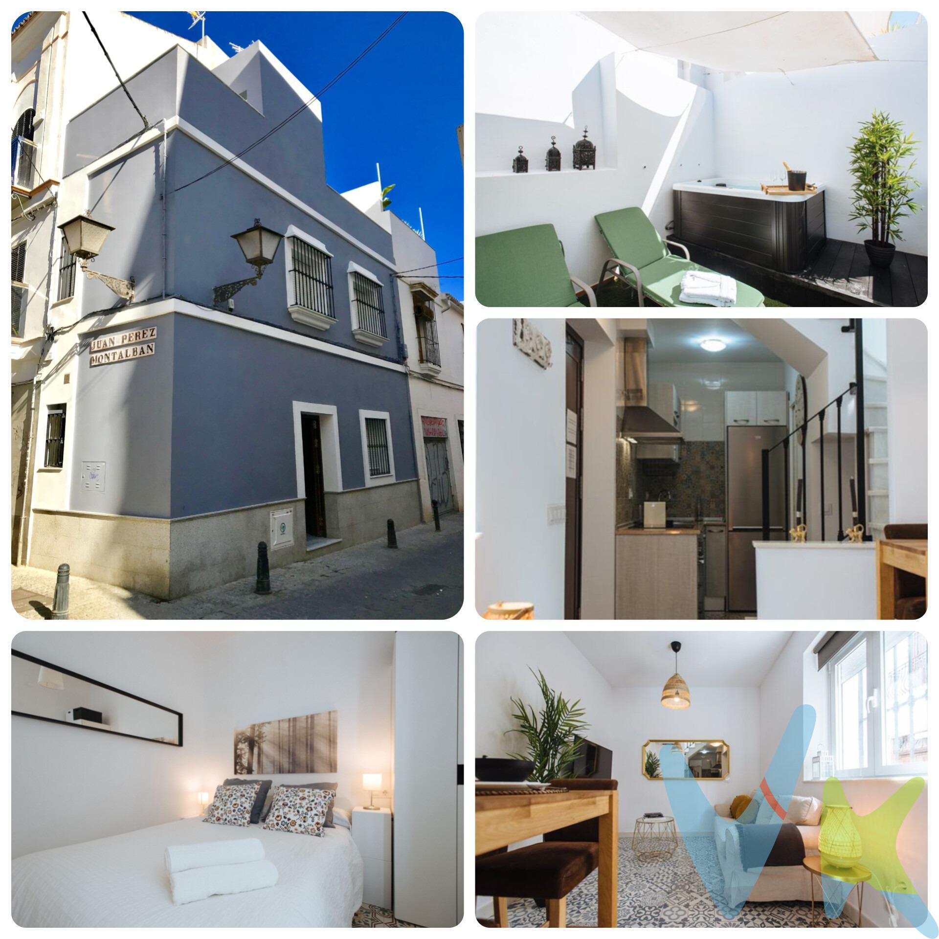 Descubre esta excepcional casa en venta ubicada en Sevilla, junto a la Alameda. Esta propiedad totalmente reformada cuenta con licencia de alquiler turístico y se encuentra actualmente en funcionamiento, lo que la convierte en una oportunidad ideal para inversores. Con una superficie construida de 69 m² , ofrece un acogedor salón con cocina integrada, dos habitaciones dobles y un baño completo y un aseo. Disfruta de tu tiempo al aire libre gracias a sus dos terrazas, una de ellas equipada con jacuzzi, perfecto para relajarte después de un día agitado. Los espacios son luminosos debido a su diseño todo exterior que permite el paso abundante de luz natural durante todo el día. Además, está situada en pleno centro de la ciudad donde encontrarás toda clase de servicios esenciales para mayor comodidad como centros comerciales y colegios cercanos. Esta vivienda se vende completamente amueblada lista tanto para habitar como para rentabilizar mediante alquileres turísticos. En cumplimiento de las obligaciones de información previstas Disp. final 3ª de la Ley 10/2025, de 28 de diciembre, de servicios de atención a la clientela y transparencia, así como en la normativa sectorial vigente, y RD 218/2005 de Inf. de la Junta de Andalucía, el precio indicado no incluye los gastos e impuestos inherentes a la adquisición, los cuales se desglosan estimados o con posibilidad de calcularlos a continuación; los gastos más ajustados serán dados en el D.I.A. en la visita a inmuebles, o antes. *Gastos de Notaría: La Minuta se calculará según al arancel notarial oficial: Anexo I, del Real Decreto 1426/1989, de 17 de noviembre. Enlace: notariared.com/calculadora-gastos-compra-vivienda/. *Gastos de Registro de la Propiedad: La inscripción se facturará según el arancel oficial: ANEXO I, del Real Decreto 1427/1989, de 17 de noviembre. Igual enlace anterior. *Gastos de Gestión (Gestoría): Los honorarios por la tramitación administrativa, liquidación de impuestos e inscripción registral ascienden de forma estimativa a [363 € aprox.] (IVA incluido), aunque depende de cada caso, y su dificultad. *Honorarios Agencia del Vendedor: incluidos en el PVP. *Honorarios Agencia del comprador: La agencia prestará los servicios de información, asesoramiento y acompañamiento previstos en el Encargo de Servicios y en el D.I.A. Si solicita servicios adicionales o personalizados, sus honorarios serán informados previamente, de forma individualizada y por escrito, conforme a la libertad de pactos y a la normativa vigente. *Si necesita Financiación, su banco le informará. *Impuesto sobre Transmisiones Patrimoniales (ITP): Se aplicará el tipo impositivo vigente en Andalucía (generalmente el 7%, sin perjuicio de tipos reducidos del 6%. 3,5%, etc, aplicables según las circunstancias personales del comprador o las características del inmueble). El impuesto se devenga sobre el superior entre: 1.- Valor de Referencia de Catastro; y 2.- Precio de venta. Puede calcular su situación personal en el portal oficial de la A.T. de Andalucía. enlace: juntadeandalucia.es/organismos/economiahaciendayfondoseuropeos/areas/tributos-juego/tributos/paginas/impuestos-cedidos-transmisiones.html