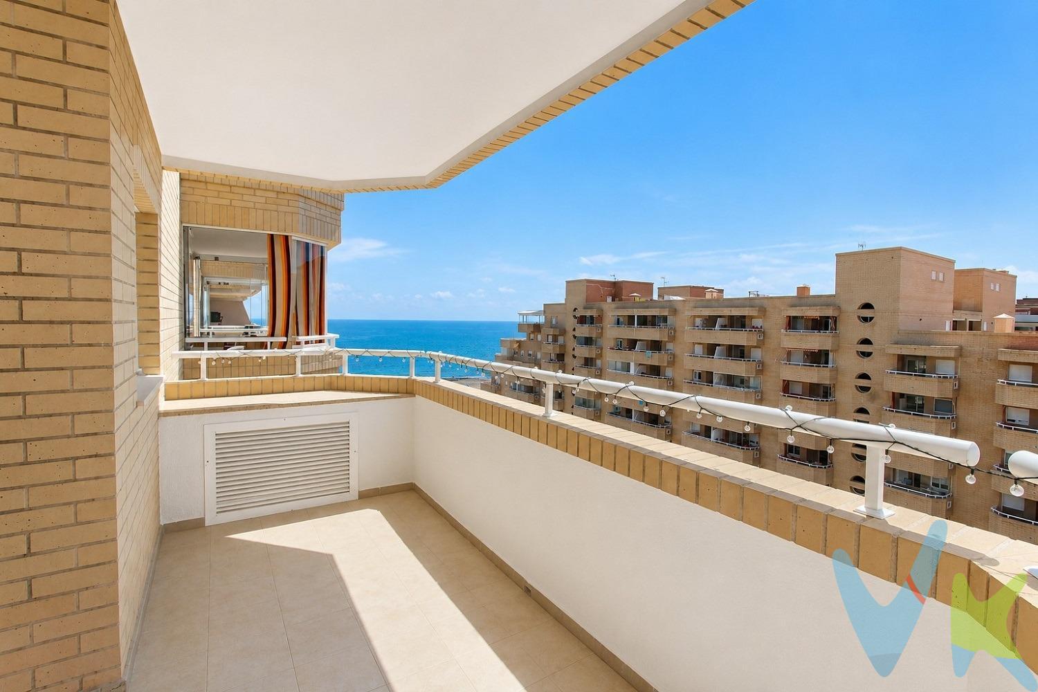 Ref. 1887_Excelente oportunidad para adquirir este apartamento situado en la 11ª planta del edificio Cala Blanca II, en la reconocida zona de **Marina d’Or, Oropesa del Mar. La vivienda dispone de 3 dormitorios y 2 cuartos de baño, ofreciendo un espacio cómodo y funcional tanto para disfrutar de unas vacaciones junto al mar como para establecer una residencia habitual. Cuenta con cocina independiente y un luminoso salón-comedor con acceso directo a una amplia terraza de 14 m², orientada hacia el Sur. Desde la terraza, gracias a su altura, podrás disfrutar de unas espectaculares vistas al mar y a la montaña, un auténtico privilegio que convierte esta vivienda en una opción especialmente atractiva. Además, el precio incluye plaza de garaje, aportando un extra de comodidad y seguridad. La urbanización dispone de completas zonas comunes pensadas para disfrutar: piscina comunitaria, zonas ajardinadas, zona infantil y ascensores. Situado en Marina d’Or, a pocos metros de la playa y rodeado de todo tipo de servicios: supermercados, restaurantes, zonas de ocio, balneario y áreas deportivas. Oropesa del Mar cuenta además con estación de tren y buenas comunicaciones por carretera, gracias a la AP-7 y la N-340. La proximidad a los aeropuertos de Castellón, Valencia y Reus facilita también los desplazamientos nacionales e internacionales. NOTA INFORMATIVA DE ATENCIÓN A LA CLIENTELA. (LEY 10/2025 de 28 de diciembre):. En cumplimiento de las obligaciones de información previstas en la Ley 10/2025, de 28 de diciembre, de servicios de atención a la Clientela y transparencia, cuyo contenido completo puede consultar en el siguiente enlace al Boletín Oficial del Estado: https://www.boe.es/eli/es/l/2025/12/26/10 se informa que el precio anunciado no incluye los impuestos, tasas y gastos derivados de la compraventa, los cuales se describen a continuación:. - Impuesto sobre Transmisiones Patrimoniales (ITP): Se aplicará el tipo impositivo vigente en la Comunidad Autónoma donde esté ubicado el inmueble, en el caso de la Comunidad Valenciana, con carácter general el 10%, sin perjuicio de tipos reducidos aplicables según las circunstancias personales del Comprador o las características del inmueble. El impuesto se devenga sobre el mayor valor entre el Valor de Referencia Catastral o el precio de venta de la Escritura de Compraventa. Para una información pormenorizada sobre tributación, tipos impositivos y bonificaciones del ITP, puede consultar el portal oficial de la Agencia Tributaria Valenciana (ATV) en el siguiente enlace: https://atv.gva.es/es/itpajd. - Gastos de Notaría: Los honorarios notariales se calcularán conforme al arancel oficial regulado en el Anexo I, del Real Decreto 1426/1989, de 17 de noviembre, por el que se aprueba el arancel Notarial. - Gastos de Registro: Los honorarios del Registrador de la Propiedad correspondientes a la inscripción en el Registro de la Propiedad competente se calcularán según el arancel oficial establecido en el Anexo I, del Real Decreto 1427/1989, de 17 de noviembre, por el que se aprueba el arancel de los Registradores de la Propiedad. -Tasas de expedición de Cédulas de Segunda Ocupación, tasas y/u honorarios de profesionales por expedición de boletines de instalación de agua, luz o gas, así como el coste de las altas de dichos suministros, si no estuviesen ya contratados. - Gastos de Gestión en caso de adquisición mediante financiación hipotecaria: Los honorarios por la tramitación administrativa, liquidación de impuestos e inscripción en el Registro de la Propiedad serán calculados por la Gestoría designada por la Entidad Bancaria hipotecante de los inmuebles. - Honorarios Agencia del Vendedor: No están incluidos en el precio de venta. -Honorarios Agencia del Comprador: La Agencia informará al Cliente del coste de sus honorarios profesionales. 