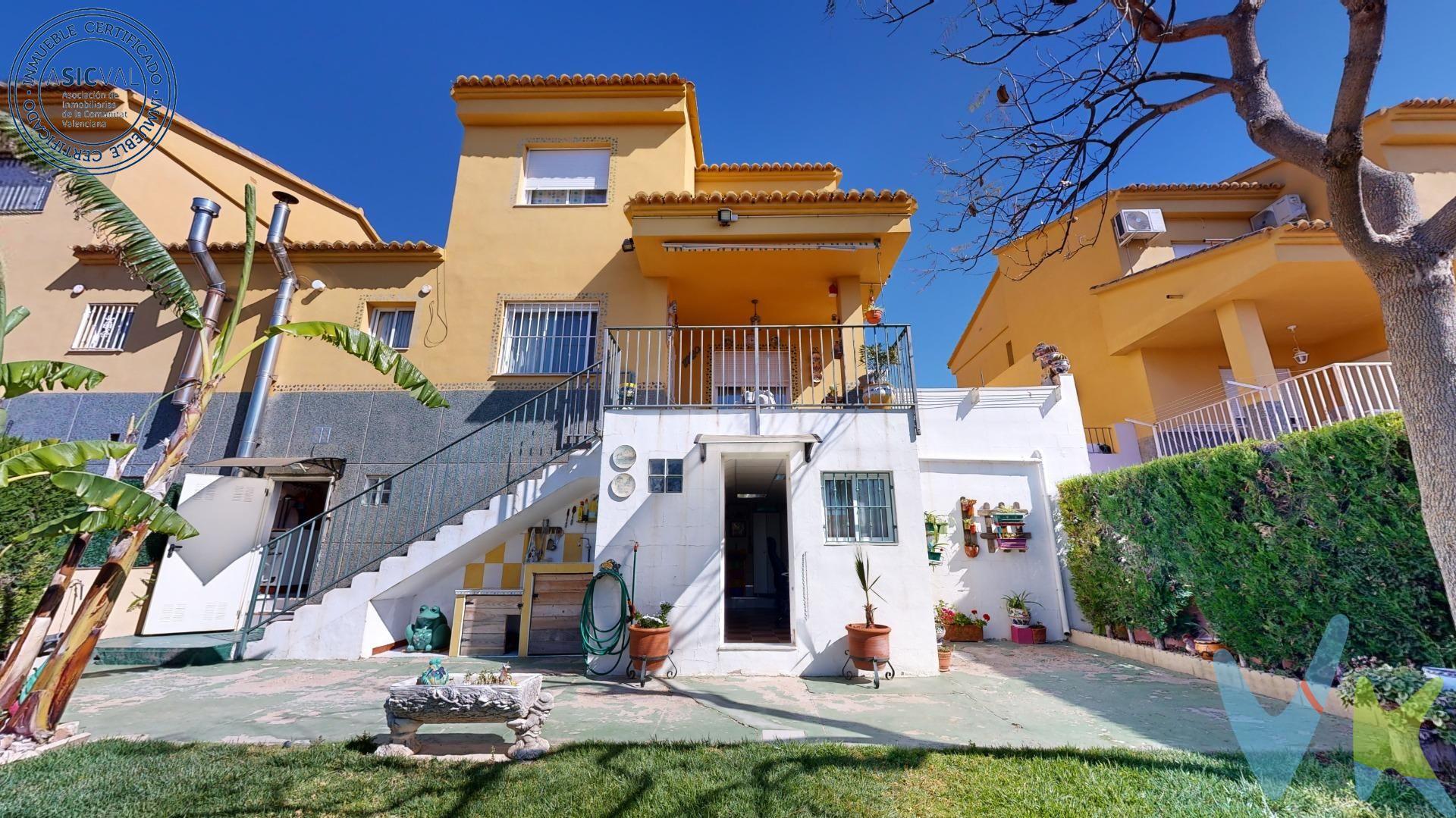 Este espectacular pareado esta situado en Monserrat, muy cerca de Venta Cabrera, entre Torrent y Monserrat. Se encuentra en la urbanización La Montaña. Magnifica ubicación lo que hace que tengamos acceso a pocos minutos del centro comercial Toll de L' Alberca, con todas sus comodidades de servicios, colegios, centros médicos, servicio de bus escolar en la misma puerta tanto de colegios como del instituto.  La propiedad esta distribuida en dos plantas; en la planta baja disponemos de un salón comedor  con amplia y acogedora cocina , un aseo, garaje adosado con zona de almacenaje, distribuidor y escalera de acceso al piso alto; porches en su parte delantera y trasera.  En la parte superior tenemos tres habitaciones dobles  y dos baños completos, uno de ellos en la suite principal; en la que tenemos acceso a una terraza.  En toda la vivienda disponemos de calefacción.  Tenemos varios espacios individuales en la parte del sótano, dividido en dos partes , amplia zona que podemos usar de despacho, zona de juegos, con todas las comodidades incluso con baño completo y otra puede ser tanto para almacén, como para taller o trastero, con gran comodidad por su amplitud.  En la parte exterior podemos disfrutar de una bonita zona ajardinada, barbacoa con pérgola para grandes veladas con amigos y familiares. Tenemos acceso a la vivienda desde el exterior por delante y por detrás, es la única vivienda de esta urbanización que tiene este privilegio. Las viviendas pareadas únicamente están unidas por el garaje, con lo que le da bastante privacidad. La urbanización consta de zonas privadas comunitarias como dos piscinas independientes, con lo que nos da mucho espacio para nuestros momentos de ocio.  Si usted esta interesado en esta propiedad no dude en ponerse en contacto con nosotros.  En el precio del inmueble no están incluidos los gastos de compraventa ni los honorarios de la agencia.  El mobiliario que aparece en las fotos no esta incluido en el precio.  . 