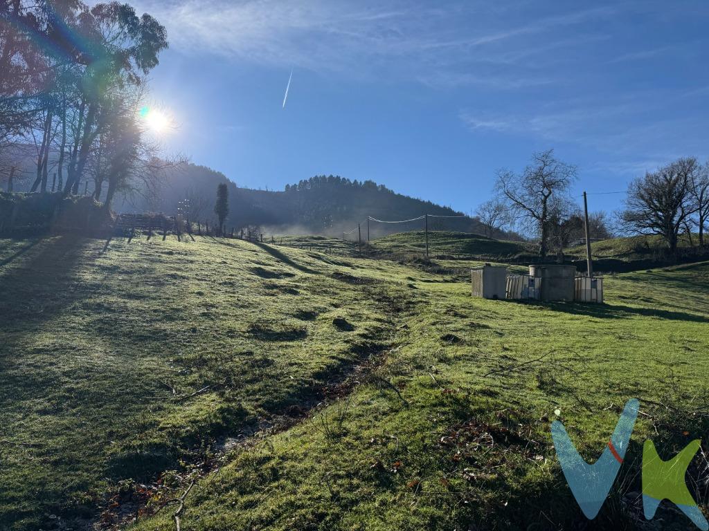 . Descubre esta espectacular finca situada en La Contrina, en el precioso valle de Los Corrales de Buelna, un enclave natural privilegiado y estratégico. Esta propiedad combina a la perfección accesibilidad, funcionalidad y un entorno único para quienes buscan invertir o desarrollar actividades agrícolas o ganaderas.  Ubicación Inmejorable. A tan solo 2 minutos del centro de Los Corrales de Buelna y con acceso directo a la autovía, la finca cuenta con una entrada asfaltada que permite el tránsito de camiones, tractores y maquinaria pesada.  Infraestructura y Servicios. La finca está completamente equipada con agua y luz, ofreciendo una base sólida para cualquier proyecto. Su terreno, en su mayoría llano, incluye una zona en pendiente (ladera), perfectamente trabajable con maquinaria.  . Instalaciones de Calidad. En el corazón de la finca se encuentran  dos naves de hormigón con acceso directo y a nivel desde el terreno, ideales para almacenamiento, cría de animales o adaptación a nuevas actividades. Además dispone de varias estancias destinadas a almacén, cocina o lo que se crea conveniente. .  Orientación y Entorno Natural. La finca, soleada durante todo el día, ofrece unas vistas espectaculares de las montañas que rodean el valle de Buelna. Su orientación asegura un entorno luminoso y agradable, ideal tanto para disfrutar como para trabajar.  Versatilidad y Potencial. Con un pasado como granja dedicada a la cría de ganado menor, esta finca es una gran oportunidad de inversión. Perfecta para retomar actividades ganaderas, iniciar un proyecto agrícola, o incluso como espacio para nuevas ideas empresariales. Haz realidad tu sueño de tener una finca funcional, bien comunicada y en uno de los paisajes más hermosos de Cantabria. Esta es tu oportunidad para construir el futuro que siempre has imaginado. 