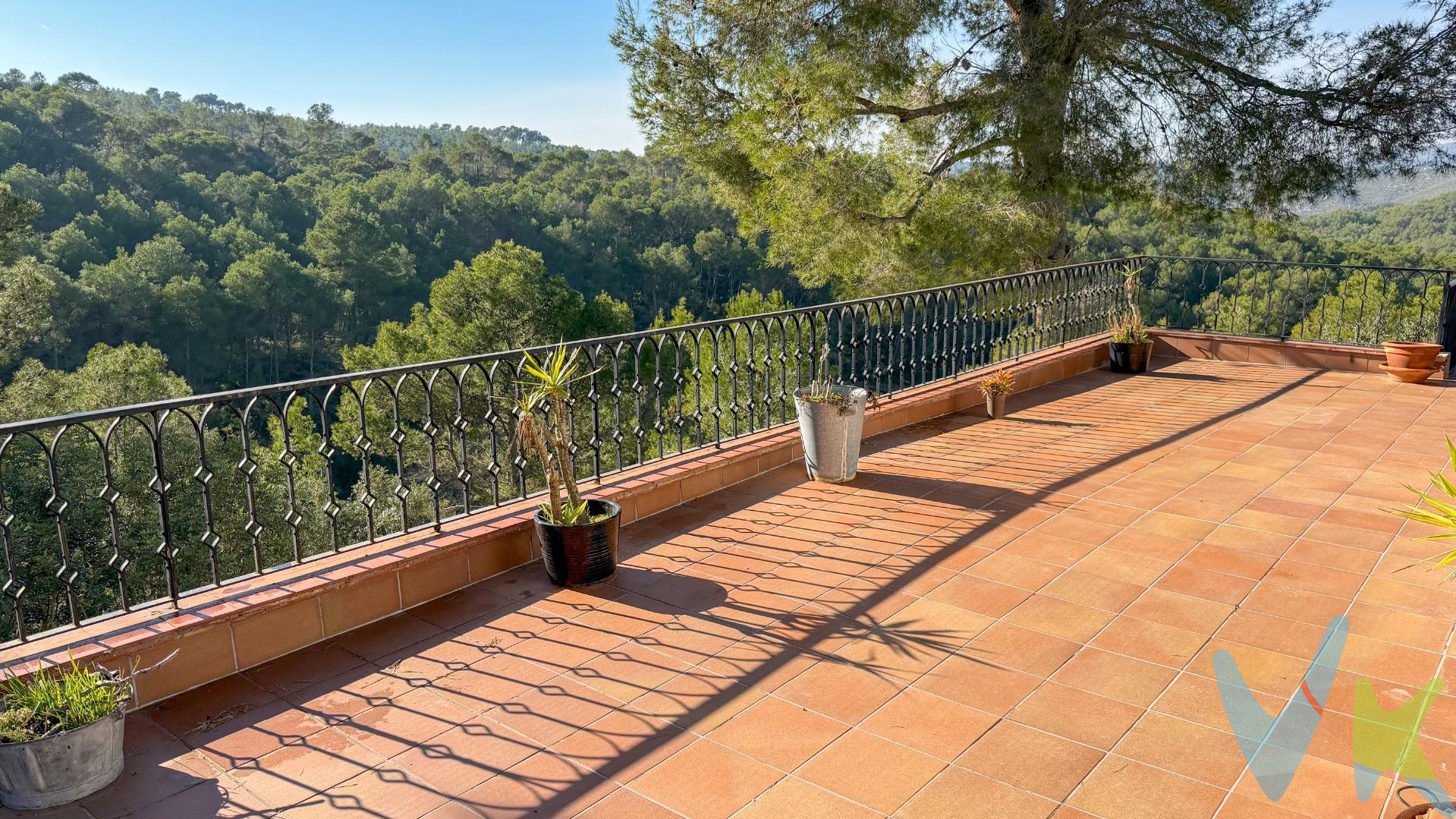 Vive el estilo de vida mediterráneo en Olivella – Naturaleza, calma y cercanía al mar. Descubre esta encantadora casa unifamiliar situada en el tranquilo pueblo de Olivella, en pleno Parc Natural del Garraf 🌿. Un entorno privilegiado que ofrece privacidad, naturaleza y calidad de vida, a tan solo 15 minutos de Sitges y sus playas 🌊, con fácil acceso a Barcelona y al aeropuerto internacional ✈️. Rodeada de paisajes naturales y con vistas abiertas al Garraf 🌄, esta propiedad es ideal tanto como residencia habitual como segunda residencia, perfecta para quienes buscan un estilo de vida relajado sin renunciar a los servicios y al encanto mediterráneo ☀️. La vivienda dispone de un amplio y luminoso salón-comedor con chimenea 🔥, creando un ambiente cálido y acogedor durante todo el año. Desde aquí se accede a una gran terraza, ideal para disfrutar de comidas al aire libre y momentos de descanso rodeados de naturaleza 🌿. La zona de noche cuenta con cuatro amplias habitaciones con armarios empotrados, un baño completo y espacioso, y una habitación adicional destinada a despacho, perfecta para teletrabajar en un entorno tranquilo 💻📚. La casa dispone de calefacción por gasoil, garantizando confort durante los meses de invierno ❄️. Una propiedad ideal para quienes valoran la tranquilidad, la privacidad y el contacto con la naturaleza, a pocos minutos del mar y de los principales núcleos urbanos. . ¡Contáctanos y ven a visitarla! 📞. . NOTA :. En los importe ofertado no están incluidos los impuestos ni las tasas que se aplican en la compraventa o alquiler ni ninguno de los gastos de formalización. Las fotografías, vídeos y demás documentación gráfica pueden no corresponder con la realidad, sí como los metrajes y superficies no tienen carácter contractual. Salvo que se indique específicamente, los muebles y el equipamiento que aparecen en los anuncios no están incluidos en el precio. Tampoco están incluidos en el precios los gastos e impuestos de formalización de la compraventa : IVA, ITP, Notario, Registro, etc.  