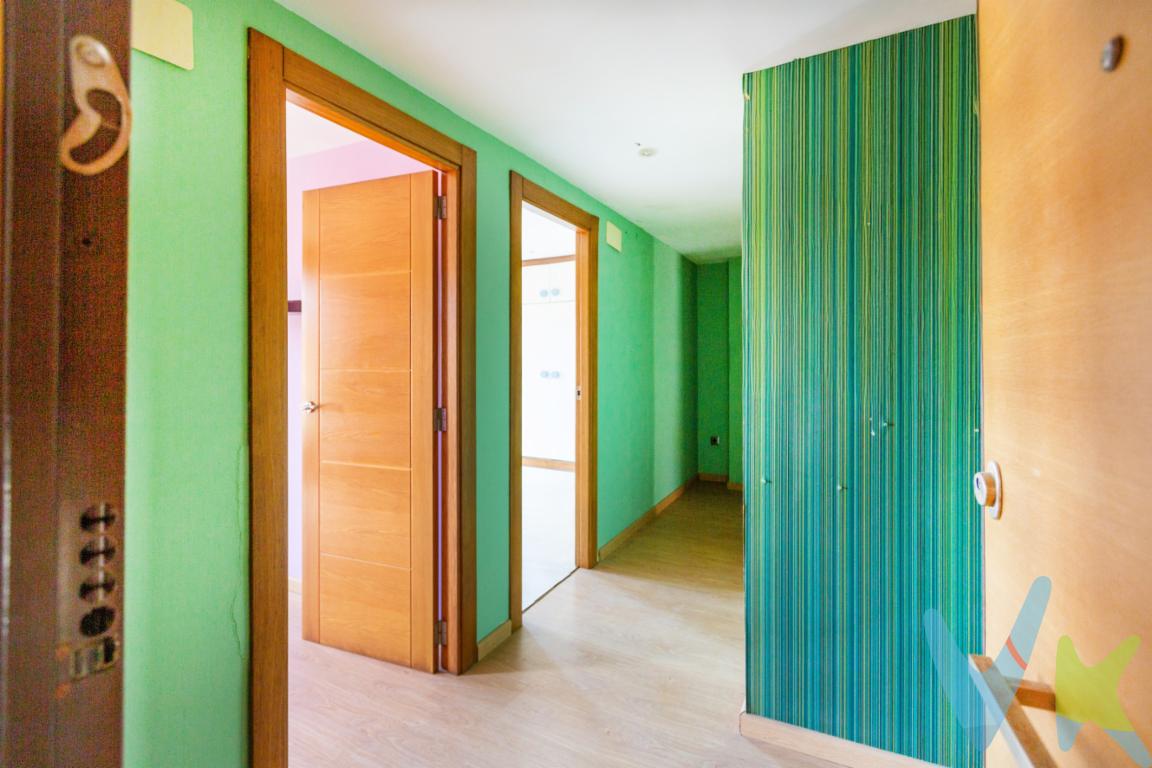 Situada en pleno centro de Paiporta, esta vivienda es una gran oportunidad para quienes buscan invertir o crear un hogar totalmente a su gusto. Ubicada en una tranquila calle peatonal, junto al Ayuntamiento y el Centro de Salud, disfruta de una ubicación privilegiada con todos los servicios a un paso.Se trata de un segundo piso sin ascensor, completamente para reformar, con múltiples posibilidades de distribución y diseño. Ideal para revalorizar, crear una vivienda moderna o destinarla a alquiler con alta demanda en la zona.Una vivienda con muchísimo potencial en una de las mejores zonas de Paiporta. Oportunidades así vuelan._____________ La comercialización del presente inmueble se realiza en régimen de exclusiva, garantizando a la propiedad una gestión profesional, coordinada y sin interferencias externas. Trabajamos bajo el modelo de exclusiva compartida, colaborando activamente con otras agencias y profesionales que representen a posibles compradores o arrendatarios, con el objetivo de maximizar la difusión y las oportunidades de cierre.Por respeto a la propiedad y a sus ocupantes, se ruega no molestar directamente a propietarios o inquilinos. Para cualquier información adicional, concertar visita o plantear colaboración profesional, deberán dirigirse exclusivamente a nuestra oficina.La información contenida en este anuncio (incluyendo superficies, distribución, características, imágenes, planos y precios) tiene carácter meramente informativo y orientativo, no contractual, pudiendo estar sujeta a modificaciones, errores u omisiones sin previo aviso. Las superficies indicadas son aproximadas y no tienen carácter vinculante.El precio publicado no incluye impuestos ni gastos derivados de la operación (ITP, IVA, AJD, notaría, registro, gestoría u otros que legalmente correspondan).En caso de compraventa, los honorarios de intermediación inmobiliaria no están incluidos en el precio y serán satisfechos por la parte compradora de forma independiente, salvo pacto distinto.En caso de arrendamiento, la renta indicada no incluye suministros ni otros gastos repercutibles salvo indicación expresa en el anuncio. Las condiciones económicas y jurídicas definitivas se establecerán en el correspondiente contrato conforme a la normativa vigente. Los honorarios profesionales se aplicarán conforme a la legislación en vigor en el momento de la formalización del contrato.La propiedad podrá ser retirada del mercado o modificada en sus condiciones sin previo aviso, estando la oferta sujeta a disponibilidad.