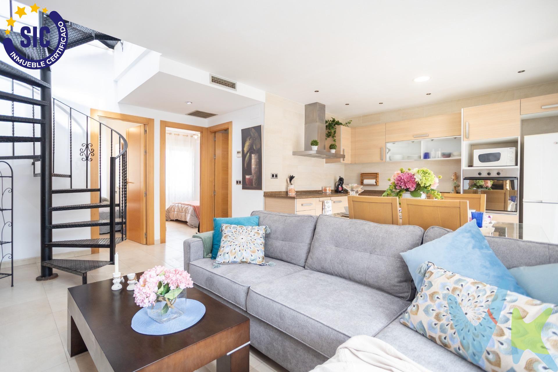 Adosado tipo dúplex a 10 minutos del mar – Un entorno ideal para vivir todo el año. Se ofrece en venta este encantador adosado tipo dúplex con una superficie de 80 m², ubicado en una de las ZONAS MÁS AGRADABLES Y DEMANDAS DE LA COSTA, a tan solo 10 minitos caminando del mar. Rodeado de villas y adosados habitados durante todo el año, este inmueble se encuentra en un enclave perfecto para quienes buscan CALIDAD DE VIDA, TRANQUILIDAD Y COMODIDAD sin renunciar a los servicios cercanos. La propiedad se sitúa en un entorno privilegiado, BIEN COMUNICADO y próximo a importantes núcleos como Caón y el Grao de Castellón, lo que garantiza fácil acceso a todo tipo de servicios, comercios y transporte. Además, en las inmediaciones encontrarás una amplia oferta de ocio con parques, zonas deportivas, cafeterías y restaurantes que hacen de este lugar una excelente elección tanto como residencia habitual como para disfrutar de escapadas junto al mar. Detrás del edificio hay un amplio estacionamiento público para que pueda aparcar con comodidad. Una oportunidad única para vivir cerca del Mediterráneo, en una zona tranquila y con ambiente residencial consolidado. ¡No dejes pasar esta oportunidad y ven a descubrir tu nuevo hogar junto al mar! 🏡✨. La descripción y los datos del presente inmueble tienen carácter meramente informativo y en ningún caso contractual. En el precio de la vivienda no están incluidos los honorarios de agencia, gastos de compraventa y/o financiación. Por mandato expreso del propietario, comercializamos este inmueble en exclusiva compartida, lo que garantiza un servicio de calidad, un trato fácil y personalizado, una gran difusión en nuestras redes compartidas y sin interferencias de terceros. Por este motivo se ruega no molestar al propietario, a los ocupantes de la propiedad, a los vecinos o conserjes del edificio si los hubiera. Si eres una agencia, llámanos colaboraremos contigo. . Muchas gracias. 