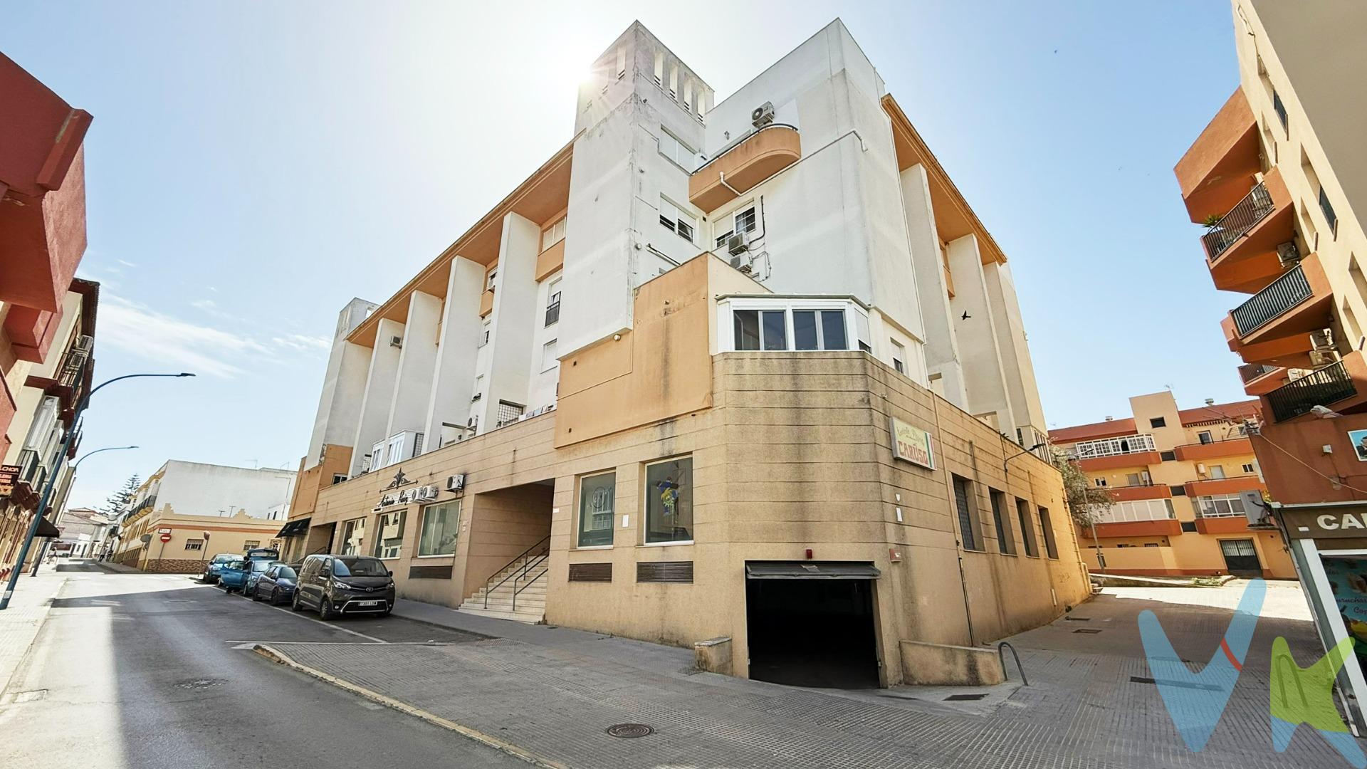 ¡Oportunidad en la Avenida de la Libertad, Chiclana! Piso VPO reformado con plaza de garaje incluida. Te presentamos esta fantástica vivienda situada en una de las zonas más demandadas de Chiclana, rodeada de todo tipo de servicios y con excelentes comunicaciones. El piso ha sido reformado y cuenta con una distribución muy funcional:.  3 dormitorios, destacando el principal con armario empotrado.  Amplio salón con aire acondicionado, ideal para disfrutar en familia.  Cocina amueblada y equipada con algunos electrodomésticos.  Baño completamente reformado, con moderna placa de ducha.  Práctico trastero dentro de la vivienda. Además, dispone de plaza de garaje incluida en el precio, azotea y patio comunitarios, lo que aporta comodidad y valor añadido a la vivienda. EDIFICIO CON ASCENSOR. Una opción perfecta tanto para vivir como para invertir. ¡No dejes pasar esta oportunidad!. PISO de 86 m² construidos (72 m² útiles) que consta de 3 dormitorios, salón, cocina, baño, azotea comunitaria, trastero y plaza de aparcamiento. Edificio con ascensor. Inmejorable ubicación rodeada de comercios, supermercados, colegios a un paso de la Parada de Autobuses y fácil salida a la Autovía. ¡¡NO PIERDAS LA OPORTUNIDAD DE VISITARLO!!. Informamos a nuestros clientes de que los gastos de Notaría, Gestoría, Impuestos y los honorarios de la agencia no están incluidos en el precio. A su vez, disponemos del Documento Informativo Abreviado de la propiedad (Según Decreto 218/2005, del 11 de Octubre) y de Seguro de Caución, para la protección del dinero entregado como señal para la Reserva de una vivienda.