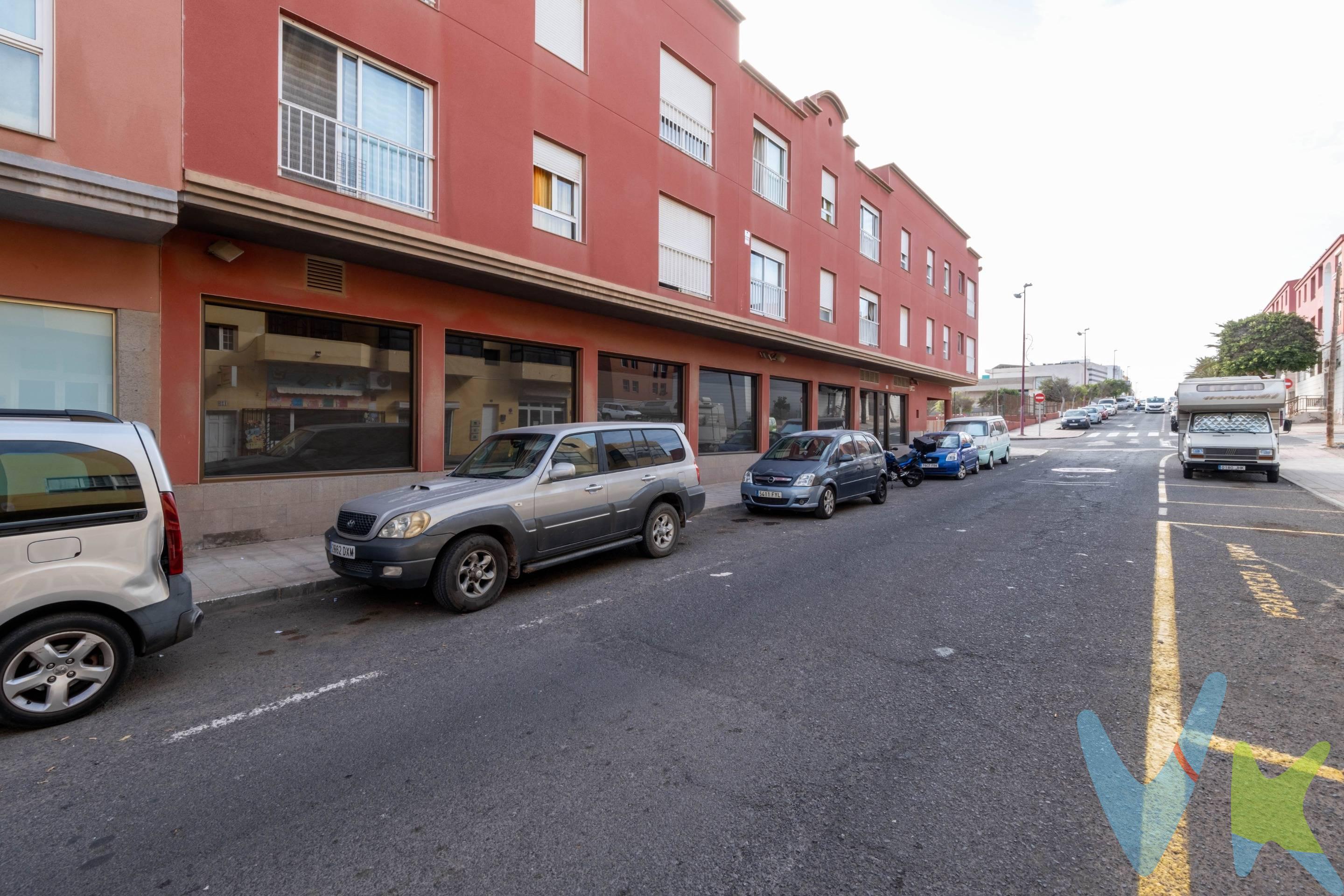 En pleno Puerto del Rosario, en venta este impresionante local de 330m2 a pie de calle, ideal para oficinas, despachos profesionales o cualquier actividad que requiera un espacio moderno y funcional.   Con 330 m2 construidos, grandes ventanales, muy amplio y luminoso, un diseño funcional y moderno y en perfectas condiciones, está distribuido en 6 despachos y un gran área de trabajo central, con dos aseos, office, archivo y cuarto de máquinas.   Este espacio combina ubicación estratégica, amplitud y versatilidad, ofreciendo un entorno ideal para atraer a empresas de primer nivel o desarrollar proyectos de coworking.   Además, dispone de una plaza de garaje en el mismo edificio, añadiendo comodidad a esta ubicación estratégica. Es una oportunidad para invertir en el crecimiento y la proyección de tu negocio.   Una inversión con proyección y rentabilidad garantizada, en una zona en constante crecimiento!.   Información: La plaza de garaje no está incluida en el precio del local. El precio de venta no incluye impuestos propios de la transmisión, gastos de notaría, registro, ni cualquier otro que según ley pueda corresponder al comprador. 