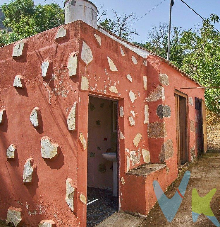 Se vende casa de campo en La Lechucilla de San Mateo, conjuntamente con varias parcelas de terreno rústico repartidas por la zona, que suman más de 14.204 m2 y varias horas de agua de regadío.  .  Se trata de una coqueta construcción en la Lechucilla, compuesta por dos cuerpos, el primero más moderno y con tejado a dos aguas, tiene un baño con plato de ducha, ventana de ventilación y una cocina con mobiliario de mampostería.  El segundo cuerpo más antiguo está compuesto por dos grandes estancias a reformar que podrán convertirse en dormitorios o salón.  Las construcciones ocupan 63m2 construidos de los 165 de que consta la parcela, siendo el resto zona de jardín o terraza, que podrá habilitar a su gusto, quedándole una magnífica vivienda para su uso de fines de semana, vacacional o incluso residencial.  El acceso a la vivienda es por coche por la carretera de la Lechucilla, y un pequeño recorrido de 50m por un camino vecinal a pie o en moto y unos 5m de sendero de tierra.  La casa tiene suministro de agua, no tiene luz dada de alta pero pasa cerca el cableado público, se sitúa en suelo rústico de protección paisajística (S.R.P.P) por lo que no se puede ampliar su superficie y no es hipotecable al no estar registrada, por lo que la venta solo se plantea al contado.  .  Acompañan a la venta de esta vivienda las siguientes 9 parcelas rústicas, según el plano adjunto:.  .  1. 114m2 de suelo de riego llano actualmente sin uso, necesita desbrozo y limpieza, rústico de protección agraria S.R.P.A.  2. La vivienda descrita en este anuncio.  3. 693,92 m2 de suelo llano con frutales S.R.P.A.  4. 135m2 de suelo de labradío llano con frutales S.R.P.A.  5. 350m2 de suelo de secano llano actualmente sin uso, necesita desbrozo y limpieza S.R.P.A.  6. 408,06m2 de suelo de secano llano actualmente sin uso, necesita desbrozo y limpieza S.R.P.A.  7. 570,69 m2 de suelo en barranco con algunos castaños S.R.P.A.  8. 10.008 m2 de suelo de secano rústico de protección paisajística uso genérico RPP-G, compuesto en su mayoría de arrifes y castaños en pendiente.  9. 886m2 de suelo de secano S.R.P.A.  10. 1039m2 de suelo con castañeros, S.R.P.A.  .  El acceso a todos estos terrenos son a pie por linderos y servidumbres de paso, caminos rurales por los que no entra un vehículo.  . Se vende conjuntamente con 3h06m de agua de diferentes regantes.  .  La vivienda se vende de forma inseparable a todas estas parcelas y horas de agua, ni las parcelas, ni el agua se venden por separado. El precio anunciado es para el conjunto de las propiedades descritas y no es negociable.  .  Los gastos de impuestos, registro, notaría y cualquier otro derivados de la venta no están incluidos en el precio PVP. 