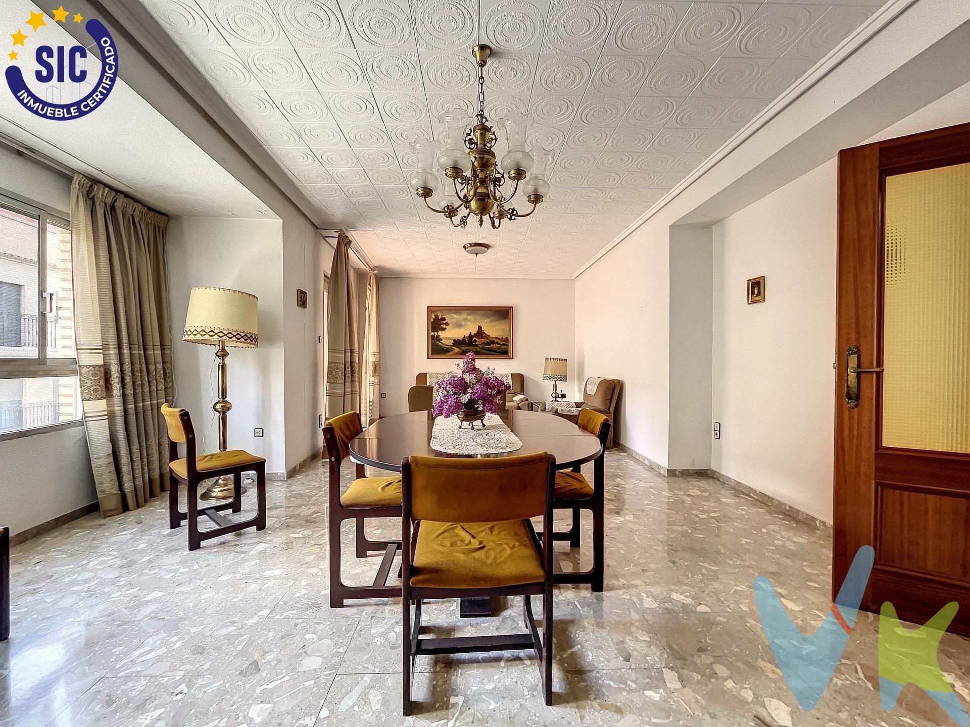 ¡Pocas propiedades te podrán ofrecer ésta gran oportunidad!. Descubre esta propiedad con un enorme potencial inmobiliario, ya sea para vivir o como una inversión con alta rentabilidad. Actualmente, la propiedad cuenta con una edificación ya construida que ofrece diversas posibilidades de aprovechamiento. La planta baja, con 255 m², puede utilizarse, como garaje, oficinas, almacén o un amplio local comercial. La primera planta presenta una vivienda de 206 metros cuadrados con cuatro habitaciones luminosas con armarios empotrados. Dos habitaciones conectan con un amplio balcón, mientras que las otras dos tienen ventanas a la calle. Amplia cocina Independiente con salida a una amplia terraza Con dos baños completos, uno con bañera y otro con plato de ducha, además de terrazas y balcones, esta vivienda está para entrar a vivir. Te proponemos varias opciones de desarrollo en la parcela de esta propiedad, con una edificabilidad aproximada de 2250 metros cuadrados, con posibilidad de construir un edificio en una zona de alta demanda. Su ubicación estratégica y la creciente demanda en la zona, lo convierten en una inversión atractiva para construir dos edificios residenciales. Además, la propiedad incluye una nave industrial diáfana de 540 m² con cubierta metálica y acceso directo desde el local comercial, con vistas al Bulevar. ¡No dejes pasar esta oportunidad única para desarrollar tu proyecto inmobiliario en una zona de gran crecimiento!. La descripción del presente inmueble e imágenes tienen mero carácter informativo y en ningún caso carácter contractual, pudiendo ser modificados por la inmobiliaria comercializadora sin que ello implique responsabilidad alguna frente a terceros. En el precio de venta a público, esta propiedad NO incluye los gastos de adquisición (Notario, registro, gestión, honorarios, etc…). 