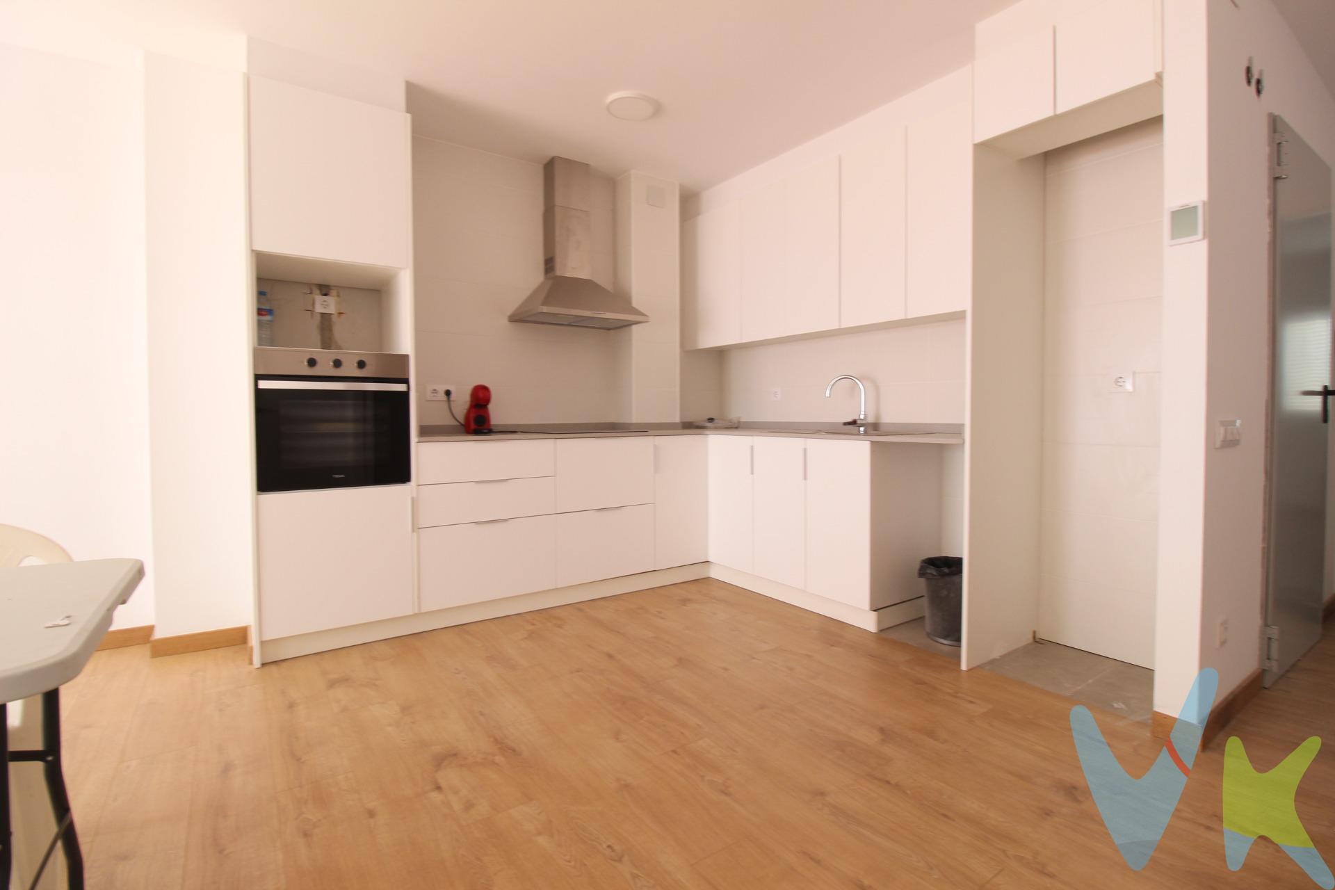 Planta baja de obra nueva en el centro de Les Roquetes. Con una superficie de unos 75 m2 mas terraza. Disponde de amplio comedor con cocina americana y salida directa a un patio privativo de 50 m2..un verdadero lujo en una ubicación privilegiada. La vivienda consta de 2 habitaciones amplias con suelos de parquet. El baño es completa con ducha. Dispone de plaza de aparcamiento con acceso directo desde la calle. Te animas?