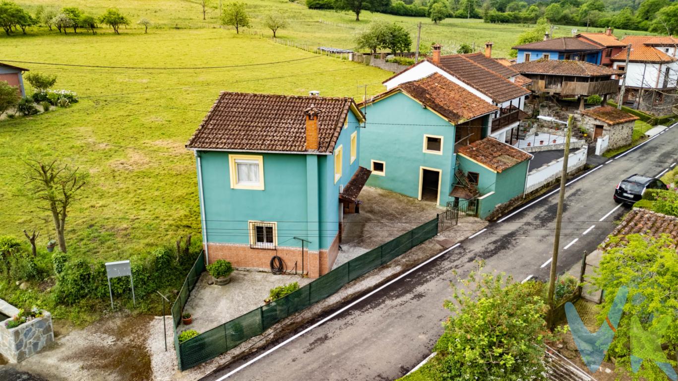 ¡Oportunidad Única en Coalla, Grado, Asturias!Os ofrecemos la venta de esta casa rural, con otra construcción auxiliar que era la antigua cuadra y pajar, así como otra construcción destinada a aparcamiento para dos coches.-Esta propiedad ofrece una oportunidad única para aquellos que buscan una vida más tranquila y en contacto con la naturaleza.- La ubicación es privilegiada: Coalla es un pueblo encantador situado en el concejo de Grado y situado a menos de 8 kilometros de la capital del concejo. : La propiedad se encuentra en un entorno natural privilegiado, rodeada de montañas y valles, y con unas vistas impresionantes del paisaje asturiano.- Se trata una casa rural tradicional asturiana, cuenta con cocina, sala, tres dormitorios y baño, cuenta con calefacción de gasoil.-La propiedad cuenta con conexiones a servicios como son fibra,  agua y electricidadEs una propiedad es ideal para familias que buscan una vida más tranquila y en estar en contacto con la naturaleza.¡No te pierdas esta oportunidad única de vivir en el corazón de Asturias!En el precio publicitado (PVP) no está incluido el Impuesto de Transmisiones Patrimoniales ni los gastos de notaria y registro