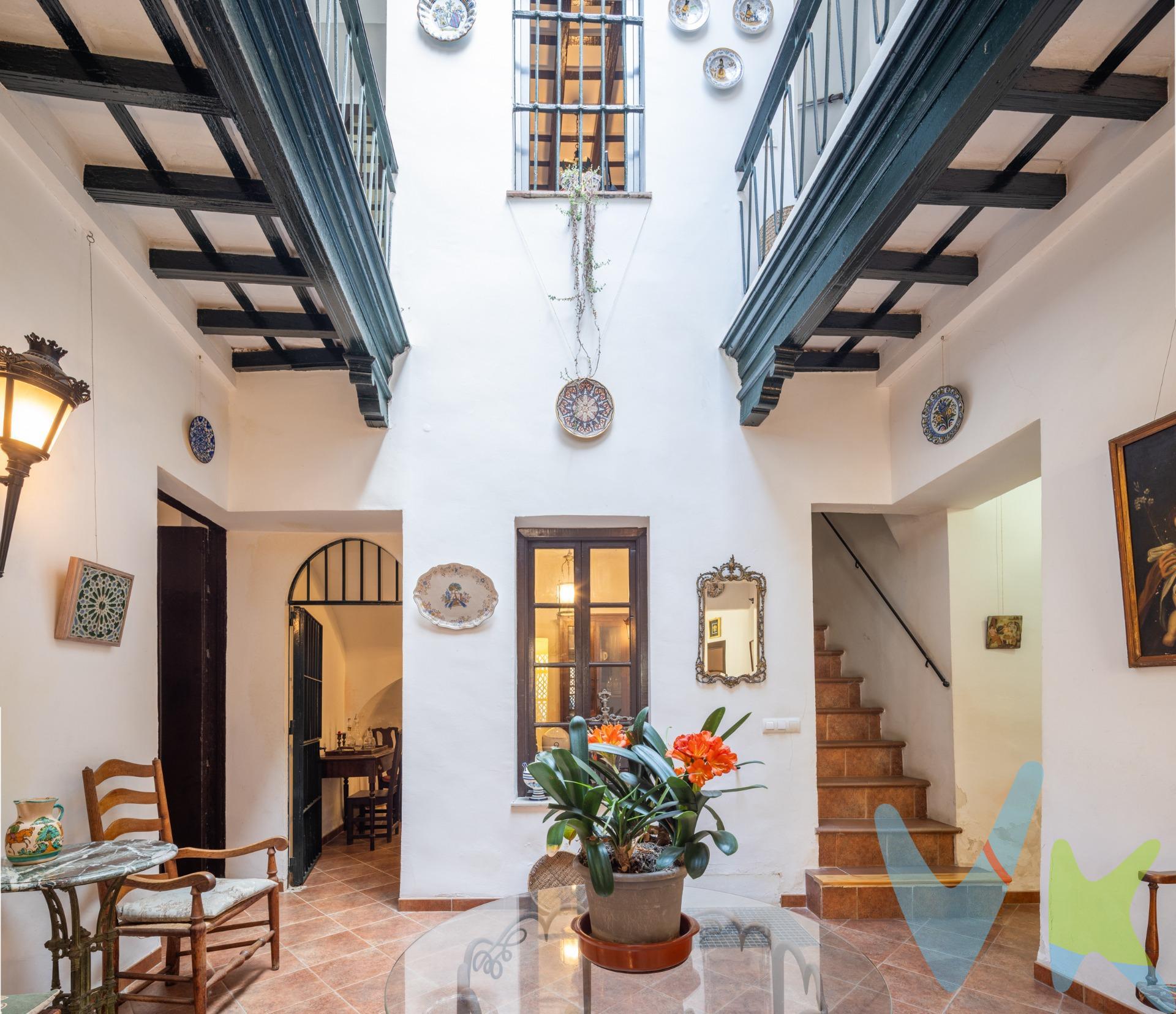 ¿Está buscando una vivienda singular en Cádiz? ¿Con el privilegio de que sea su familia la única habitante del edificio y disfrutar así de una independencia única en la ciudad? Dedíquele entonces unos minutos a visualizar el que puede convertirse en su hogar soñado en pleno centro de Cádiz. A escasos metros del Parque Genovés, la playa de La Caleta, el Paseo de la Alameda y a dos minutos andando de los principales atractivos comerciales y turísticos de la ciudad, podrá disfrutar al mismo tiempo de un hogar tranquilo e independiente que será protagonista de numerosas reuniones familiares o amigos en sus amplios salones o en su preciosa terraza. La vivienda cuenta con tres plantas. En la planta baja, donde tendremos dos accesos a la propiedad desde la calle, y accediendo por la entrada principal, nos encontramos tras atravesar un hall de entrada con un precioso patio central que será en torno al cual se distribuyan las diferentes estancias, casi todas exteriores a la calle pues el edificio, además, está en esquina, por lo que podrá disfrutar de una excelente ventilación y luminosidad en diferentes horas del día. Alrededor del patio en planta baja nos encontramos con la cocina, amueblada, un cuarto de baño completo y diferentes estancias actualmente divididas y en usos de salón y despachos, pudiendo ser utilizados como dormitorios sin ningún trabajo previo de reforma. En total, en estos momentos cuenta con un amplio salón y tres estancias independientes. Desde el patio central accedemos mediante escalera a la primera planta del edificio, donde un pasillo distribuidor a modo de galería y rodeando el patio, da acceso a cinco estancias y un cuarto de baño. Finalmente desde la galería accedemos mediante escalera a la segunda planta donde nos encontramos con un pequeño apartamento con dos estancias, lavadero y terraza amplia. La situación del edificio en esquina, su número de accesos al exterior, la independencia del mismo y la dimensión de sus estancias le facilitará diversas posibilidades de distribución en caso de necesitarlo. El edificio se encuentra en perfecto estado, conservando elementos arquitectónicos típicos de la arquitectura gaditana del siglo XVIII y XIX (suelos hidráulicos, vigas vistas de madera, contraventanas, etc..) al tiempo que ha sido modernizada para dotar al inmueble de un perfecto aislamiento exterior (ventanas de climalit, montera acristalada). * Gastos, Impuestos y Honorarios de la Agencia no incluidos en el precio. *Si estás interesado en esta vivienda pero tienes que vender, contacta con nosotros, te ayudamos a encontrar comprador para tu vivienda. Periodo de validez de la publicación 30/12/2025. 