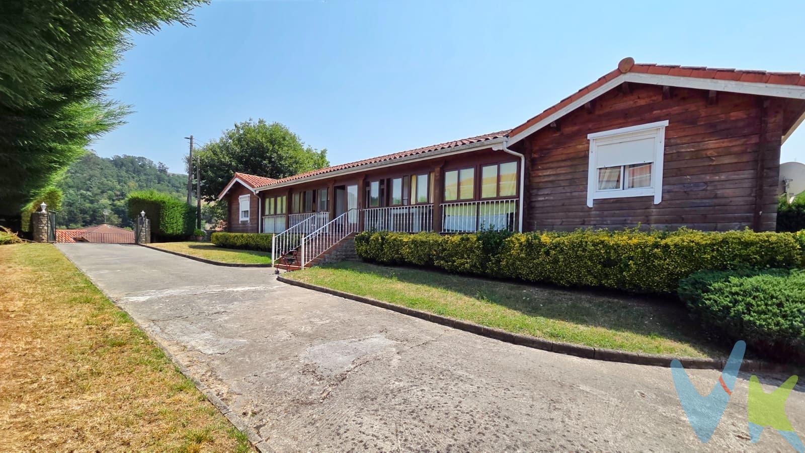 PROPIEDAD ÚNICA en Silió, Cantabria, con un enclave natural incomparable. Construida en el año 2003 con madera maciza de abeto finlandés, esta vivienda destaca por su EXCELENTE ESTADO DE CONSERVACIÓN, su CALIDEZ y sus MÚLTIPLES POSIBILIDADES DE APROVECHAMIENTO, tanto como residencia habitual, casa vacacional o como proyecto de inversión para alquiler turístico o segregación. La propiedad se asienta sobre una finca llana de 1.200 metros cuadrados, completamente cuidada, dotada de jardín y árboles autóctonos, como un hermoso castaño. La vivienda se desarrolla cómodamente en una sola planta a la que se accede a través de unas escaleras centrales, que dan acceso a la casa desde el porche, actualmente acristalado. Además, desde la cocina también se puede acceder directamente a la vivienda. Actualmente, cuenta con una original DISTRIBUCIÓN SIMÉTRICA en torno a un hall central que divide la casa en dos ambientes independientes, cada uno de casi 100 metros:. Ala principal: Gran SALÓN-COMEDOR de 38m2, COCINA independiente, 2 HABITACIONES DOBLES y DOS BAÑOS COMPLETOS. Ala secundaria: Espacio de SALÓN-BIBLIOTECA de 46m2, DOS HABITACIONES DOBLES y 1 BAÑO COMPLETO. Toda la casa cuenta con vistas al jardín y zona abierta del entorno, soleada durante todo el día. Sótano / Almacén: Cuenta con una planta inferior completamente libre, muy sana, ideal para zona de almacenaje y donde se encuentran las instalaciones por habitaciones, por lo que se podrá redistribuir libremente si quieres hacer cambios en el futuro. Garaje-trastero: edificación a parte de 50m2, ideal para guardar coche y tener zona de merendero o crear un tercer apartamento. Calidades y Estado de Conservación:. MADERA MACIZA DE ABETO FINLANDÉS: Material de máxima calidad certificada, que garantiza un aislamiento térmico y acústico excepcional, aportando un ambiente cálido y acogedor. Cuenta con calefacción de gasoil, ventanas de doble cristal y las mejores calidades en acabados. . Dispone de saneamiento general a la red del pueblo y es apta para autoabastecerse energéticamente. ESTRUCTURA SÓLIDA: Cimentada y en perfecto estado general de mantenimiento. No requiere reformas ; lista para entrar a disfrutar desde el primer día. Exteriores: Finca de 1.200 m2 con jardín consolidado, perfecta para disfrutar de la naturaleza y la tranquilidad en plena comarca. POTENCIAL INVERSIÓN Y VERSATILIDAD. Gracias a su distribución actual con el hall central y sus amplios espacios complementarios, esta propiedad ofrece un enorme potencial de rentabilidad:. DIVISIÓN EN 2 O 3 VIVIENDAS: Es perfecta para independizar y convertir en dos apartamentos independientes, o incluso añadir una tercera vivienda aprovechando la amplia zona de garaje de 50 m2. NEGOCIO TURÍSTICO: Ideal para un proyecto de turismo rural o alquiler de apartamentos independientes debido al atractivo de la zona y la tipología de construcción nórdica. Contacta con nosotros si quieres ampliar información o visitarla. *Impuestos y gastos de notaría y registro no incluidos.