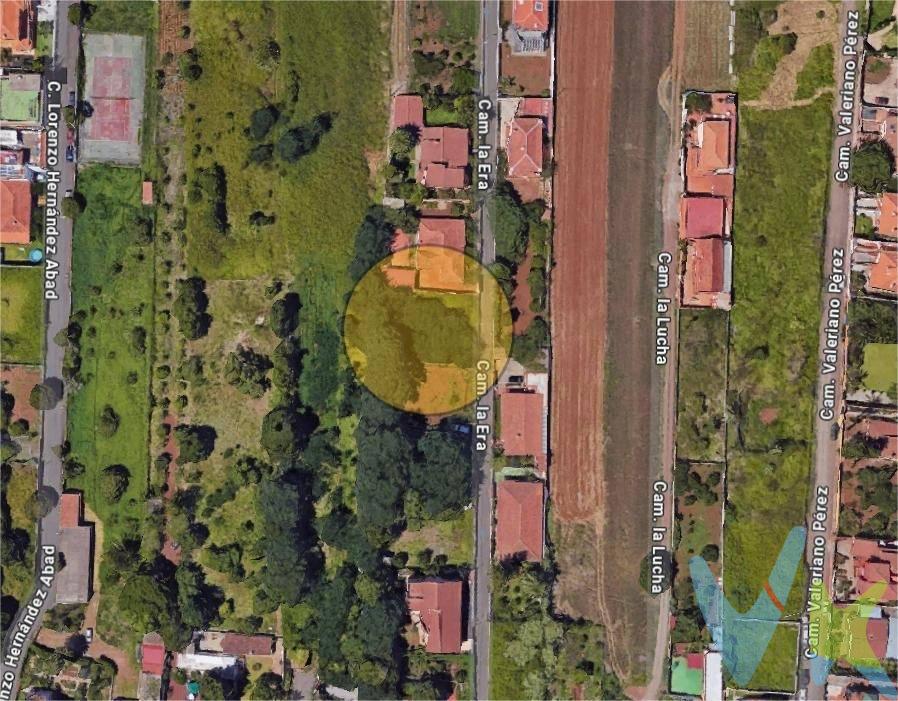 Presentamos un solar urbanizable que se perfila como la opción perfecta para materializar tu proyecto de futuro. Situado en una zona urbana tranquila, este terreno ofrece el equilibrio ideal entre serenidad y accesibilidad a todos los servicios esenciales que necesitas para desarrollar tu vida diaria sin inconvenientes. Además, su ubicación estratégica lo convierte en una excelente oportunidad de inversión dentro de un área en constante crecimiento y desarrollo urbano. El solar cuenta con un informe urbanístico, actualmente está inserto dentro del periodo de aprobación del nuevo Plan General de Ordenación (PGO). Aprovecha esta ocasión única para adquirir un inmueble donde podrás llevar a cabo tus sueños e iniciativas empresariales.