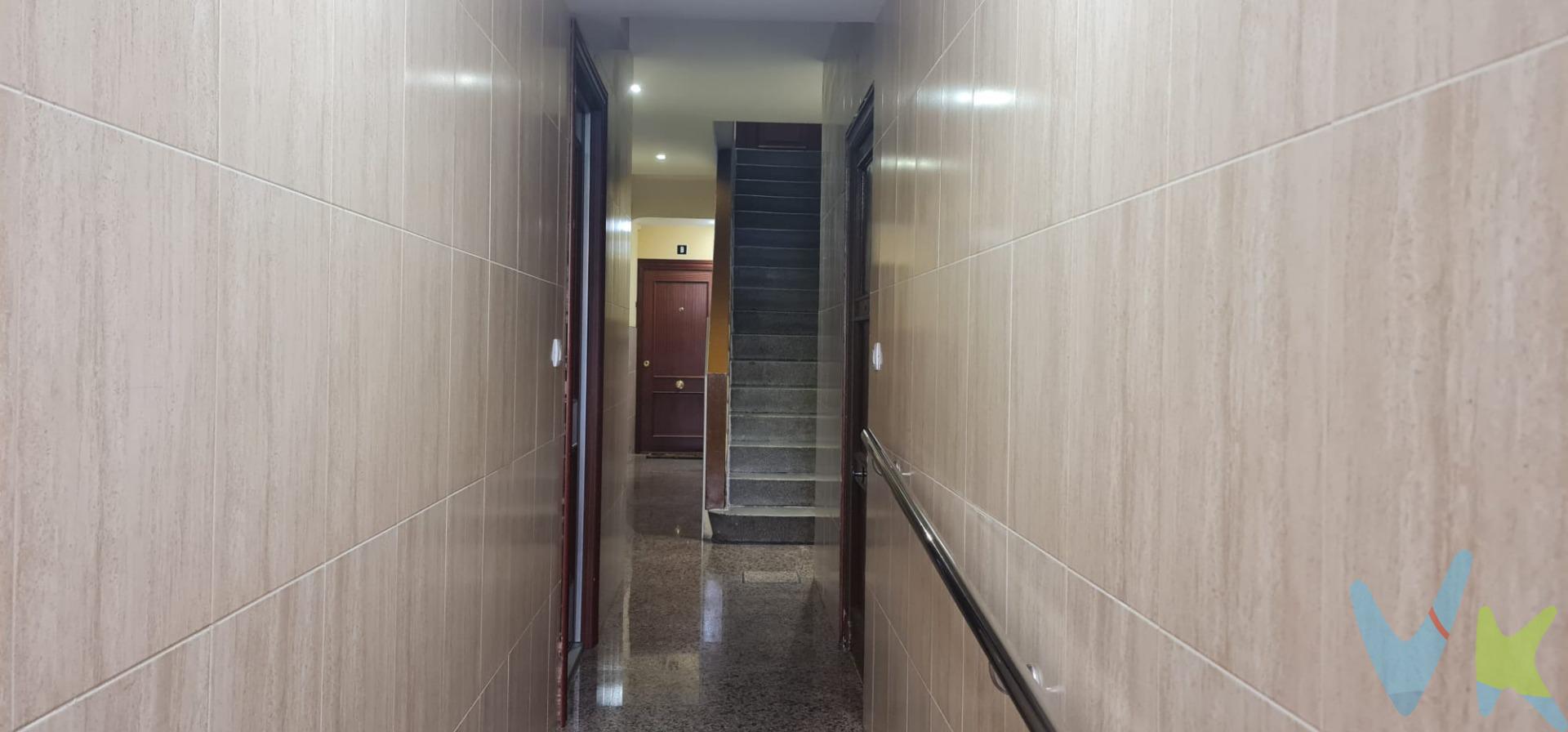 Presentamos este atractivo apartamento de dos dormitorios en la calle Lepanto, idealmente situado junto al Clínico y las principales universidades. Este inmueble ha sido  reformado y amueblado con estilo moderno, lo que le permite ofrecer una experiencia confortable desde el primer momento. Aunque se trata de un piso interior, su diseño optimiza la entrada de luz natural, creando un ambiente cálido y acogedor. Asimismo, cuenta con ascensor para mayor comodidad en los desplazamientos dentro del edificio. La calefacción es individual a gas natural, garantizando así eficiencia energética durante todo el año. Su ubicación privilegiada permite disfrutar de todos los servicios necesarios a pie de calle: supermercados, cafeterías y transporte público cercano son solo algunas ventajas que ofrece esta propiedad tan bien conectada. Ideal tanto para estudiantes como para profesionales que busquen residir cerca del centro neurálgico académico o sanitario.