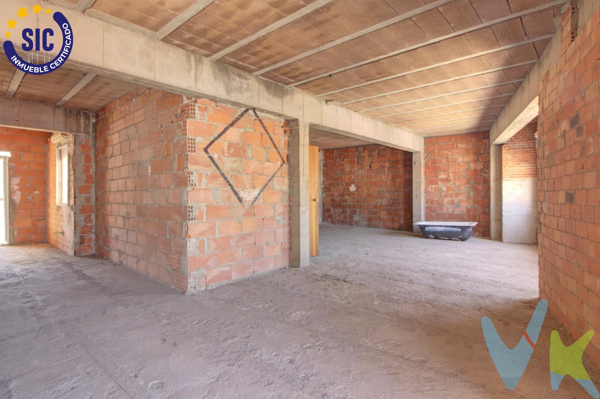 Este piso de aproximadamente 119,5 m² construidos, situado en una segunda planta sin ascensor en Almenara, ofrece algo especialmente interesante para quien no quiere conformarse con una vivienda diseñada por otros: la posibilidad de crear un hogar adaptado a su forma de vivir. La vivienda se encuentra sin terminar, con los espacios interiores pendientes de completar y con ventanas y persianas ya instaladas. Su estado actual permite apreciar bien los volúmenes y, sobre todo, visualizar todo lo que puede hacerse en su interior. Puedes plantear una zona de día amplia y conectada, decidir la distribución que mejor encaje contigo y escoger materiales, iluminación y acabados desde el principio. En lugar de pagar por una reforma que quizá cambiarías, aquí la inversión puede dirigirse directamente hacia el resultado que realmente buscas. La amplitud que se percibe al recorrerla, la entrada de luz desde distintos puntos y su balcón aportan una buena base para desarrollar un proyecto con personalidad. Y todo ello en Almenara, una localidad de la provincia de Castellón que combina la tranquilidad de un municipio de tamaño cómodo con la cercanía al Mediterráneo. Un entorno apropiado para quienes prefieren un ritmo cotidiano más relajado sin renunciar a las conexiones con otras poblaciones y a tener la costa a pocos kilómetros. Es importante saber qué estás comprando: no es una vivienda lista para entrar a vivir. Necesita inversión para terminarla. Precisamente por eso puede resultar especialmente atractiva para quien busca metros y libertad para decidir cómo invertir en ellos. Ahora mismo ves el punto de partida. Lo interesante es imaginar el resultado. Ven a conocerla y descubre en persona el espacio con el que puedes empezar tu propio proyecto. Si lo necesitas, te ayudamos con la financiación. El precio del inmueble no incluye los honorarios de la agencia que ascienden al 3000 € más IVA, ni los gastos de notaría y registro de la propiedad (que están sujetos a aranceles y varían dependiendo del precio de escrituración), ni los impuestos (que en la Comunitat Valenciana dependen del precio del inmueble y de las características personales del comprador). Para mayor seguridad en la compraventa, todas nuestras viviendas poseen FICHA DE CERTIFICACIÓN DE INMUEBLES registrada por la Asociación de Inmobiliarias de la Comunidad Valenciana ASICVAL. Antes de comprar o de entregar las arras, pida el Certificado de la vivienda para estar seguro y tranquilo sobre la situación legal, urbanística y de cargas de la misma. RK ESTAÑOL, mercantil Inmobiliaria Quasablanqua, SL, está inscrita en el Registro de Agentes de Intermediación Inmobiliaria de la Comunidad Valenciana RAICV con el número de registro 1511.  . 