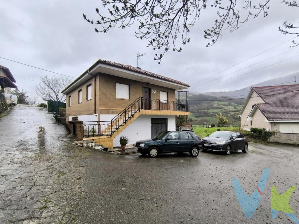 En el corazón de Alceda, uno de los enclaves con más encanto del Valle de Toranzo, se encuentra esta vivienda independiente con carácter, amplitud y múltiples posibilidades de desarrollo.Alceda destaca por su entorno tranquilo, su reconocido patrimonio histórico-artístico, sus aguas termales y sus zonas verdes, convirtiéndose en un lugar ideal para quienes buscan calidad de vida, naturaleza y buena conexión con los principales núcleos de Cantabria.La vivienda se distribuye en dos plantas. En la planta superior se encuentra la vivienda principal, compuesta por un salón luminoso y acogedor, cocina independiente, tres dormitorios y un baño completo. Desde esta planta se accede a una agradable terraza, un espacio perfecto para disfrutar del aire libre, relajarse o contemplar el entorno.La planta baja, actualmente diáfana, ofrece un gran abanico de posibilidades. Puede destinarse a ampliar la vivienda principal, crear una zona de ocio, despacho, taller, apartamento independiente para invitados o incluso una segunda unidad con opción de rentabilidad mediante alquiler, siempre sujeto a la normativa correspondiente.La propiedad se asienta sobre una parcela de 275 m², aportando espacio exterior y versatilidad tanto para uso residencial como para proyectos de inversión.Una oportunidad interesante para quienes buscan una casa independiente en un entorno tranquilo, con encanto y con margen para personalizarla a su gusto. Ideal como vivienda habitual, segunda residencia o inversión con proyección en una zona con identidad propia.