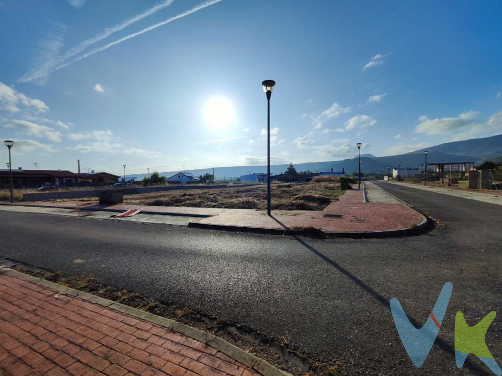Parcela de terreno suelo M3 P14 urbana residencial con acometidas en Carretera Soria a Logroño.Rodeado por parcelas con vivienda y ya construidas.311 metros de parcela con 167 de edificabilidad residencial.Todos los servicios en la parcela; luz, agua, comunicaciones y saneamiento.A 10 Kilómetros de LogroñoEntorno consolidado con más viviendas unifamiliares.Ubicada en Albelda de Iregua, La Rioja.Se vende añadiendo IVA del 21%La Chimenea de Vistalegre, es un plan parcial con superficie de 74.500 m², situado en el Punto Kilométrico PK-321 Carretera Nacional-111. Calificado como suelo urbano, término municipal de Albelda de Iregua, situada a 14 Km. de Logroño. Urbanización residencial, en un entorno natural incomparable, con excelentes vistas, amplias zonas verdes de cuidada vegetación (9.484 m²). Un enclave privilegiado y bien comunicado mediante autovía. Entre los campos de golf de Sojuela y Logroño. Situado a 10 minutos en coche del casco urbano de Logroño y a tan solo 6 Km. del enlace de la autopista A-68. La Chimenea de Vistalegre se compone de 108 parcelas de diversas superficies con una superficie media de 308 m². Servicios y equipamiento a pie de parcela: agua de red, electricidad, gas, saneamiento y alcantarillado, así como telecomunicaciones. Plan Parcial completamente urbanizado, con infraestructuras y servicios de alta calidad, acordes a las necesidades actuales de hoy en día, necesarias para construir una vivienda residencial con todo tipo de garantías. Parcelas completamente individuales sin gastos de comunidad. Las normas urbanísticas que rigen la construcción de viviendas son las recogidas en el Plan Parcial, entre las que destacamos: Número máximo de plantas: Baja + 1 (no computa el sótano) Altura máxima: 6 metros Retranqueo perimetral: 2 metros (respecto de todas las fachadas o límites de la parcela) Vuelo máximo: 0,5 metros (sobre todas las fachadas) Fondo edificable: Libre, pudiendo edificarse en cualquier punto de la parcela, respetando siempre el retranqueo de los 2 metros del límite de la parcela. Unidades en venta en estos momentos: Manzana 3 Parcela 16 Superficie parcela: 308,10 m² Edificabilidad: 165,46 m² techo Manzana 3 Parcela 12, 8, 14 Superficie parcela: 311,75 m² Edificabilidad: 167,42 m² techo.