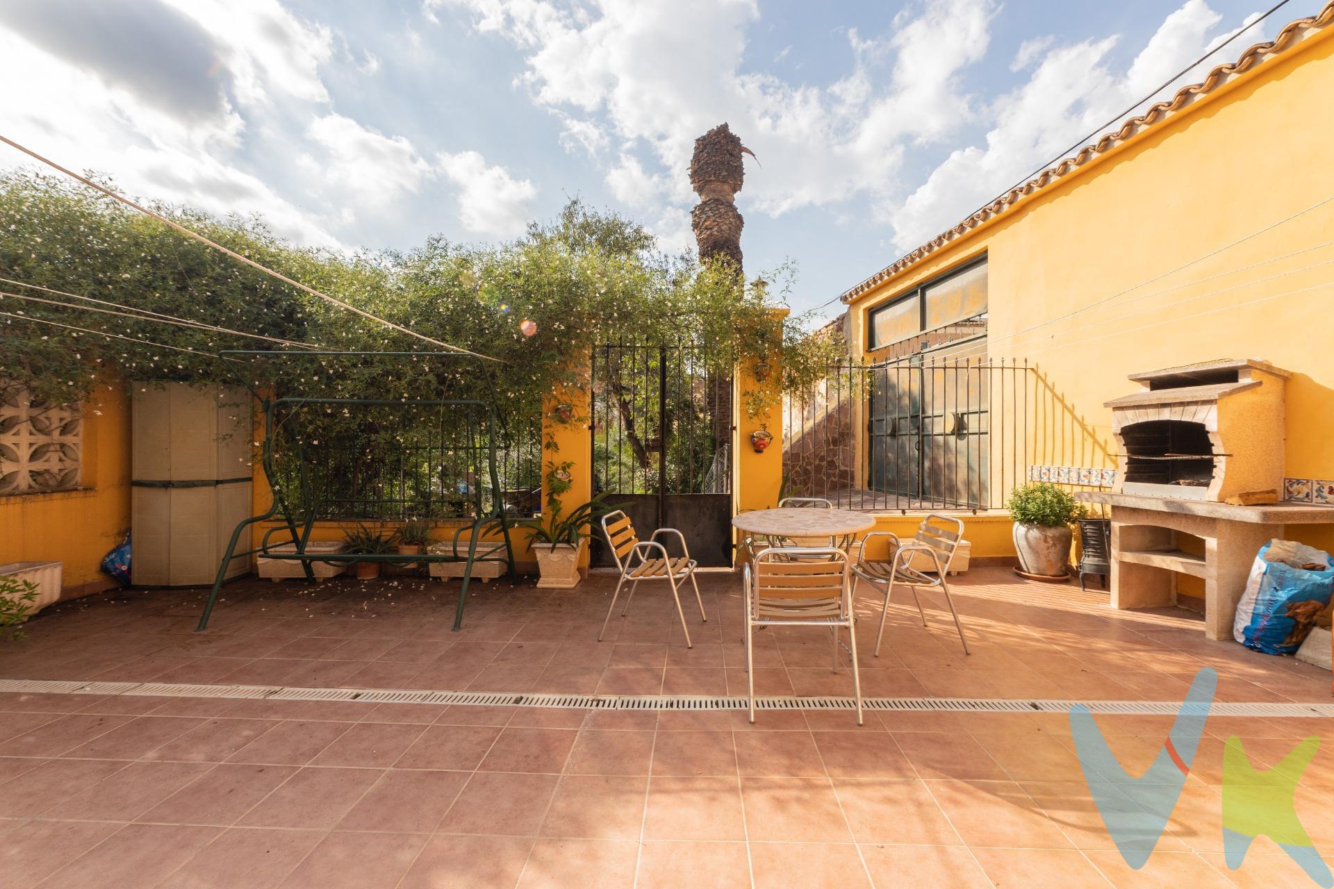 Te presentamos esta amplia casa de pueblo en Estivella, con 263 m² construidos sobre una parcela de 150 m², perfecta para quienes buscan una vivienda con encanto, espacio y muchas posibilidades de reforma o actualización. La propiedad se distribuye en varias plantas y conserva la estructura original de las casas tradicionales del pueblo, con estancias amplias, techos altos y una excelente base para transformarla en un hogar moderno manteniendo su carácter. Además, cuenta con una terraza independiente y en propiedad de 45 m², ideal para disfrutar del sol, organizar comidas al aire libre o simplemente relajarse con vistas al entorno tranquilo de Estivella. Su ubicación, en una zona muy agradable del casco urbano, permite disfrutar de la vida de pueblo con todos los servicios cerca y a pocos minutos de Sagunto y de las playas del Mediterráneo. 💡 En resumen: una casa de pueblo con metros, terraza y personalidad, lista para adaptarse a tu estilo de vida o para invertir en un proyecto con gran potencial. 🎥 Gracias por ver el vídeo. Si buscas una casa con espacio, autenticidad y muchas opciones de reforma, esta puede ser tu oportunidad en Estivella. 