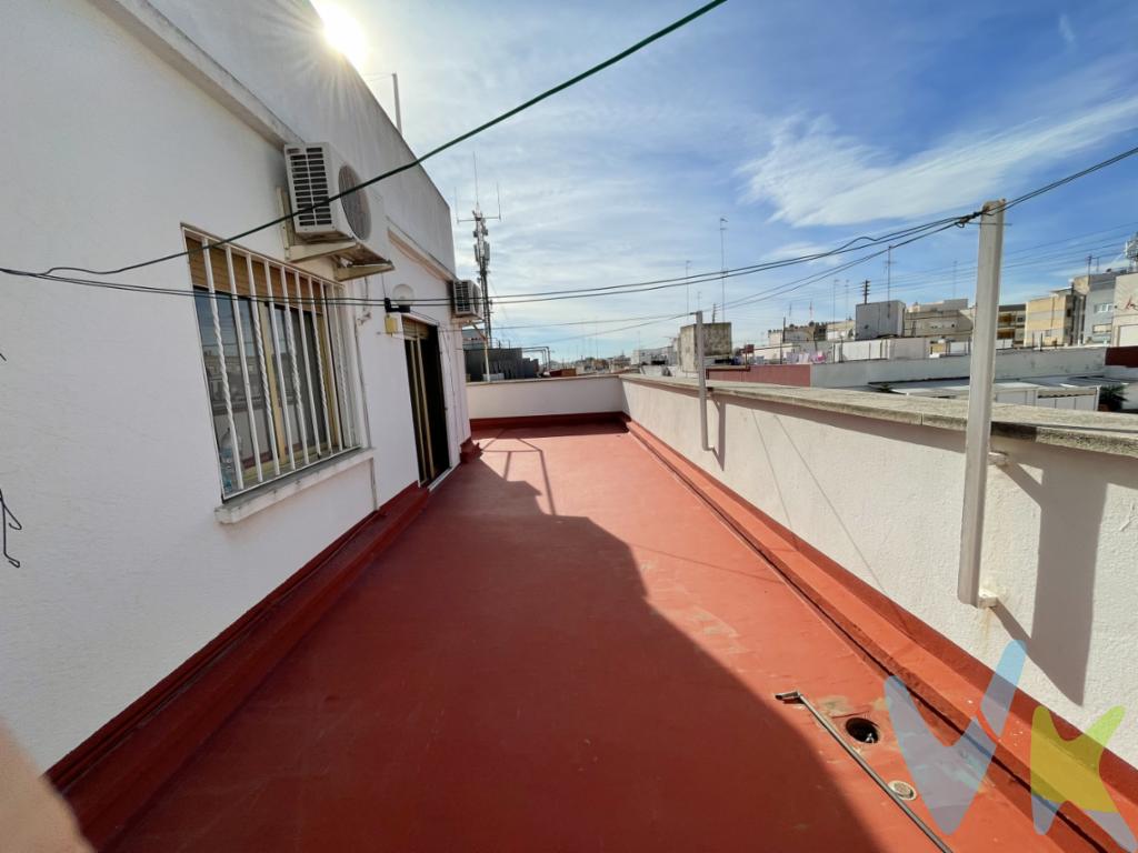 Los áticos son, sin duda, el producto más codiciado del mercado inmobiliario. Si a eso le sumas que se ubica en pleno centro de la ciudad, y que tiene a su alrededor todos los servicios que pudieras demandar (colegios, farmacias, supermercados...), ya tienes un producto excepcional.Este ático se distribuye actualmente en cuatro habitaciones, salón-comedor, cocina con isla y dos baños completos. Está lleno de posibilidades para que lo puedas reformar de la forma que más te convenga para poder disfrutar de su punto fuerte: su terraza de aproximadamente 80 m2. En ella podrás construir tu oasis personal en pleno casco histórico, un verdadero lujo. El precio incluye una cuota de participación en el garaje de la finca. Si deseas más información o concertar una visita, no lo dudes: llámanos. Te atenderemos con mucho gusto.  *El precio del inmueble no incluye los honorarios de la agencia que ascienden al 3% del precio final del inmueble más su IVA correspondiente, ni los gastos de Notaría y Registro de la Propiedad (que están sujetos a aranceles y varían dependiendo del precio de escrituración), ni los impuestos (que en la Comunidad Valenciana varían dependiendo del precio del inmueble y de las características personales del comprador).*Este anuncio tiene carácter meramente informativo.De haber un plano, este será puramente orientativo y no vinculante.  