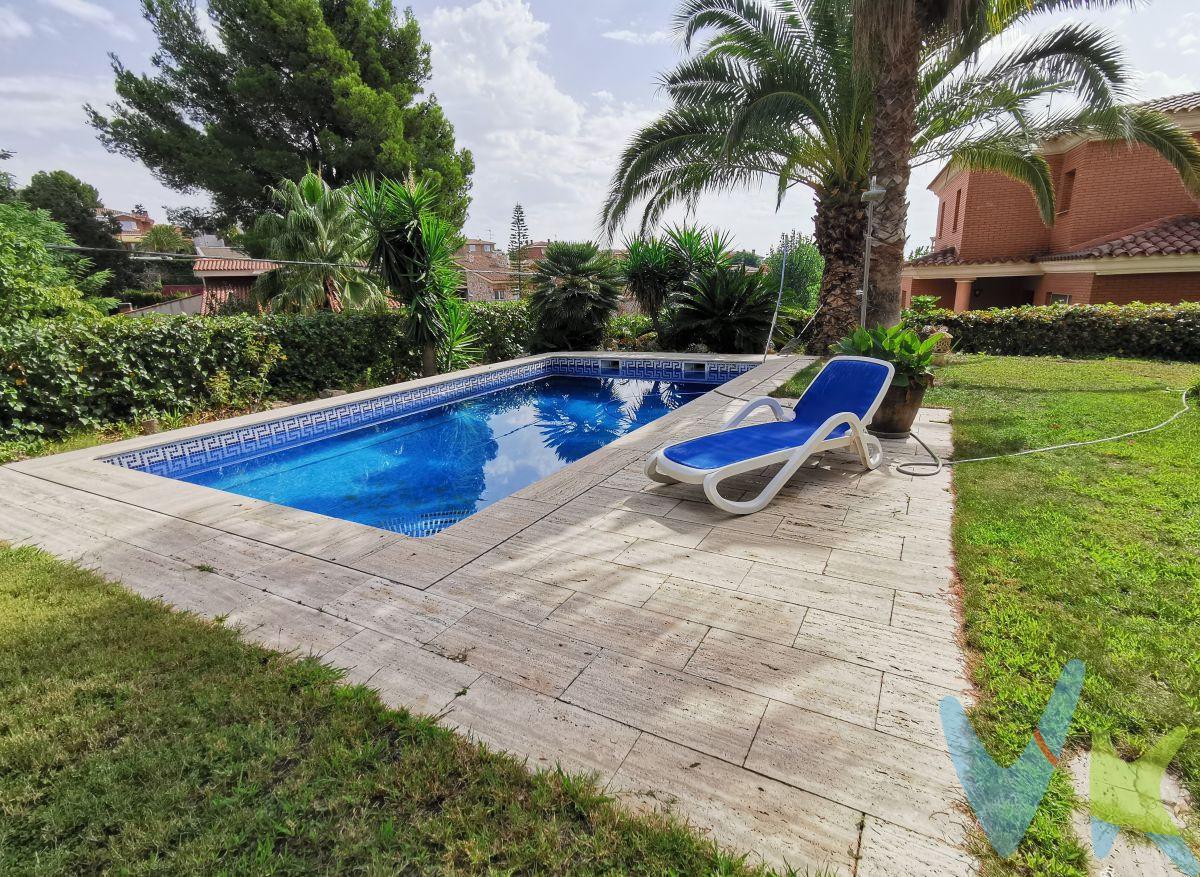 EN VENTA GRAN CHALET EN ZONA EXCLUSIVA. Situado en la prestigiosa urbanización de Castellmoster (Castellvell Del Camp) a pocos minutos de la localidad de Reus (Tarragona) El Chalet está situado en una parcela vallada de 700m² y con una superficie construida de más de 400m², con dos terrazas, porche, jardín con césped y parte pavimentado, árboles y plantas ornamentales, zona de barbacoa, varias plazas de parking, fuentes de agua, pozo de agua propio y una espléndida piscina. El Chalet está estructurado en 4 plantas, la planta baja y la primera están concebidas como vivienda ocupando más de 170m² distribuidos en 4 amplias habitaciones con salida al balcón, 2 baños completos, cocina completamente amueblada y equipada, un precioso y luminoso salón comedor con fuego a tierra y con salidas practicables al jardín y a una terraza. En el nivel inferior del inmueble nos encontramos una superficie construida de más de 110m² que se accede tanto por el interior del Chalet como por la parte exterior por dos puertas abatibles, destinando una  amplia zona  al aparcamiento de vehículos y dos grandes habitaciones, una de ellas destinada a zona de almacenaje y la otra a sala de reuniones. En la parte superior del Chalet nos encontramos una elegante buhardilla de 50m² con salida a una terraza solarium con vistas espectaculares. Todo el Chalet está construido y diseñado con materiales de primera calidad, con una sensación de amplitud, comodidad y bienestar total. Les hemos descrito, tanto gráficamente como por escrito, muchas de las características y cualidades de este Chalet exclusivo, pero hay más que tendrán que descubrir y gozar "in situ" concierten una visita con nosotros, les encantará!