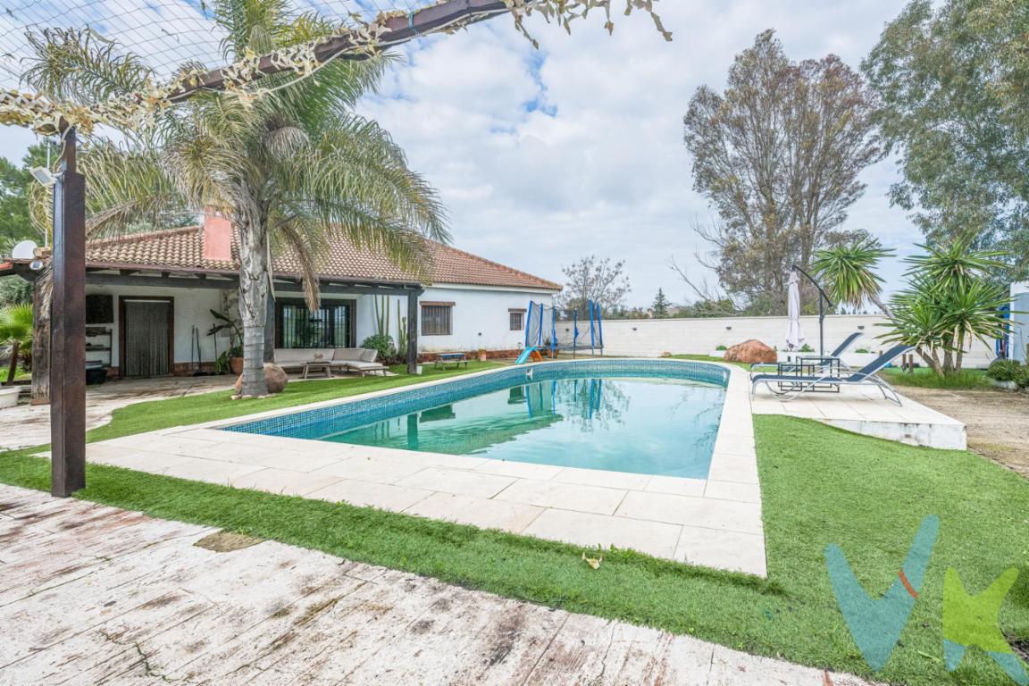 PRECIO DE VENTA: 276.900€ + GASTOS. ¡Tu Refugio de Ensueño en Las Monjas! Finca Exclusiva con Dos Viviendas y Piscina. Descubre el equilibrio perfecto entre la paz rural y la comodidad absoluta en esta impresionante propiedad ubicada en Urb. Las Monjas, Carmona. Un enclave estratégico a un paso de Sevilla, ideal para quienes buscan calidad de vida o una inversión inteligente. Casa Principal - Espacio y Confort:. La vivienda destaca por su distribución funcional y estancias llenas de luz. Al entrar, nos recibe un salón majestuoso diseñado para la vida familiar y una cocina de grandes dimensiones, totalmente equipada, donde la luz es la gran protagonista. Ambas estancias, cuentan con salida a la piscina. Dispone de 3 dormitorios, todos ellos con un tamaño generoso, destacando la suite principal que integra un vestidor privado y un baño completo. Un segundo baño completo da servicio al resto de la casa. El Oasis Exterior - Diversión y Relax:. La joya de la corona es su zona exterior, pensada para crear recuerdos inolvidables:. Gran Piscina para refrescarte bajo el sol de Sevilla en total privacidad y un porche con cocina exterior equipada, el escenario perfecto para tus barbacoas y cenas de verano al aire libre. Apartamento Independiente:. Separado de la casa principal para garantizar privacidad, cuenta con:. Un diseño moderno de concepto abierto que une salón y cocina americana. Una habitación doble muy amplia. Un baño completo independiente. En cumplimiento de las obligaciones de información previstas en la Ley 10/2025, de 28 de diciembre, de servicios de atención a la clientela y transparencia, así como en la normativa sectorial vigente, se hace constar que el precio indicado no incluye los gastos e impuestos inherentes a la adquisición, los cuales se desglosan a continuación:. •	Impuesto sobre Transmisiones Patrimoniales (ITP): Se aplicará el tipo impositivo vigente en la Comunidad Autónoma de Andalucía, generalmente el 7% (19.383€), sin perjuicio de tipos reducidos del 3,5%, 1,2% o 1% aplicables según las circunstancias personales del comprador o las características del inmueble. El impuesto se devenga sobre el Valor de Referencia de Catastro o el precio de venta, aquel que resulte superior. •	Gastos de Notaría: Los honorarios notariales se calcularán conforme al arancel oficial regulado en el Anexo I, del Real Decreto 1426/1989, de 17 de noviembre, por el que se aprueba el arancel Notarial. •	Gastos de Registro: La inscripción en el Registro de la Propiedad se facturará según el arancel oficial establecido en el ANEXO I, del Real Decreto 1427/1989, de 17 de noviembre, por el que se aprueba el arancel Notarial. •	Gastos de Gestión (Gestoría): Los honorarios por la tramitación administrativa, liquidación de impuestos e inscripción registral ascienden aproximadamente a [545] € (IVA incluido). •	Honorarios Agencia del Vendedor: incluidos en el PVP. •	Honorarios Agencia del comprador: La agencia prestará los servicios de información, asesoramiento y acompañamiento previstos en el Encargo de Servicios y en el D.I.A. Si solicita servicios adicionales o personalizados, sus honorarios serán informados previamente, de forma individualizada y por escrito, conforme a la libertad de pactos y a la normativa vigente. NO VINCULADOS AL PRECIO DE COMPRA. Para una información exhaustiva sobre el funcionamiento, tipos impositivos y bonificaciones del ITP en Andalucía, puede consultar el portal oficial de la Agencia Tributaria de la Junta de Andalucía en el siguiente enlace:. https://www.juntadeandalucia.es/organismos/economiahaciendayfondoseuropeos/areas/tributos-juego/tributos/paginas/impuestos-cedidos-transmisiones.html; . Documento D. I. A. a disposición del consumidor según Decreto 218/2005 Junta de. Andalucía.