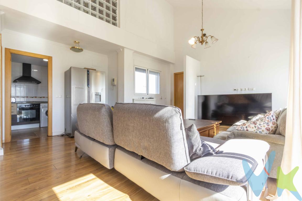 Espacio diáfano con carácter y estilo contemporáneoTe presentamos este atractivo loft de 1 habitación en Albalat dels Sorells, una vivienda de 70 m² que destaca por su amplitud visual, su luminosidad y su línea moderna. Ubicado en un edificio del año 2007 con ascensor, combina comodidad actual con un diseño versátil que se adapta a distintos estilos de vida.El concepto tipo loft ofrece un ambiente abierto, con techos altos que potencian la sensación de espacio y permiten jugar con la decoración y el almacenamiento en vertical. La distribución favorece una zona de descanso bien diferenciada dentro del conjunto diáfano, manteniendo la armonía estética y funcional.La vivienda transmite sensación de orden y claridad desde el primer momento, gracias a la entrada constante de luz natural y a la orientación sur, uno de sus grandes puntos fuertes.Cocina independiente y distribución prácticaA diferencia de otros lofts, esta propiedad cuenta con cocina independiente, un aspecto muy valorado por quienes prefieren mantener la zona de cocinado separada del resto de la vivienda. Esto permite disfrutar de mayor privacidad y organización, sin renunciar al estilo moderno que define el inmueble.Dispone además de baño completo, funcional y acorde con la línea contemporánea del conjunto, pensado para el uso diario con total comodidad.Cada metro cuadrado está bien aprovechado, ofreciendo una distribución equilibrada que facilita tanto el día a día como la posibilidad de adaptar el espacio a tus necesidades personales.Dos balcones y orientación sur: luz todo el añoUno de los elementos más atractivos de esta vivienda son sus dos balcones, ambos con orientación sur. Esta característica garantiza una excelente entrada de luz durante todo el día, creando un ambiente cálido, agradable y energéticamente eficiente.Los balcones no solo aportan ventilación cruzada y luminosidad, sino también un pequeño desahogo exterior perfecto para disfrutar de un café al sol, colocar plantas o simplemente abrir el espacio al exterior.Perfil ideal para este tipo de viviendaEste loft es ideal para perfiles que buscan una vivienda práctica y con estilo: profesionales jóvenes, personas que teletrabajan y valoran espacios amplios y luminosos, parejas que desean su primera vivienda o incluso inversores interesados en un producto moderno y con buena demanda en alquiler.Es perfecto para quienes priorizan diseño, luz natural y una ubicación tranquila sin alejarse de Valencia. La versatilidad del espacio permite adaptarlo fácilmente a un estilo minimalista, industrial o contemporáneo, según preferencias.Ubicación: tranquilidad y buena conexiónVivir en Albalat dels Sorells significa disfrutar de un entorno residencial tranquilo, con servicios básicos, comercios de proximidad y buena conexión con Valencia capital y poblaciones cercanas. Es una opción muy interesante para quienes desean alejarse del ritmo más intenso de la ciudad sin renunciar a la cercanía y accesibilidad.Una combinación equilibrada entre calidad de vida, buena comunicación y entorno agradable.Si buscas un loft moderno, luminoso y listo para entrar a vivir, esta puede ser tu oportunidad. Contacta con nosotros para más información o agenda tu visita y ven a descubrirlo en persona.Se muestra a título informativo y no contractual. El precio no incluye lo siguiente: Honorarios de la agencia inmobiliaria, impuestos (IVA, ITP) y otros gastos de la Compraventa (notaria, gestoría y registro).