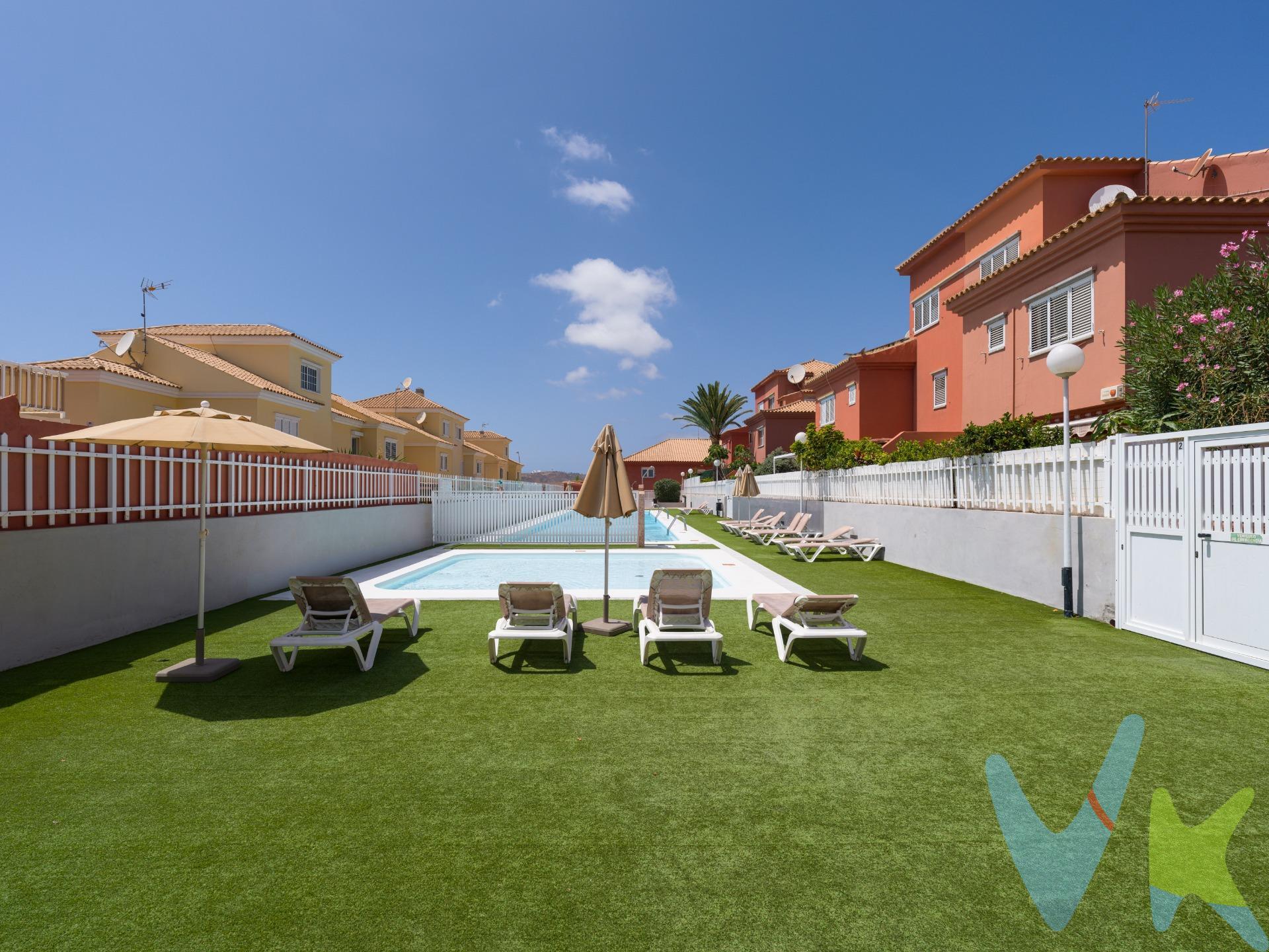 Imagínese vivir en un lugar donde cada día comienza con la tranquilidad de un entorno residencial y todas las comodidades al alcance de la mano. En el exclusivo complejo El Doral, uno de los más valorados de Sonnenland, se encuentra este encantador chalet pareado que reúne espacio, luz y bienestar. El Doral ofrece una amplísima piscina comunitaria para disfrutar del sol de Gran Canaria, una piscina infantil para los más pequeños y amplias zonas de solárium para relajarse en cualquier momento del día. Su ubicación no puede ser más práctica: a tan solo unos metros tiene acceso directo a la autopista, y a pocos pasos encontrará supermercado, restaurantes, cafeterías y hasta peluquería. Todo lo que necesita para su día a día está justo aquí. Al entrar en la vivienda, un hall luminoso le da la bienvenida y le conduce a un amplio salón comedor, perfecto para reuniones familiares o tardes de descanso. Desde el salón se accede directamente a la terraza y al jardín privado, donde una parte techada invita a disfrutar de largas veladas a la sombra, mientras que la parte descubierta resulta ideal para aprovechar el sol durante todo el año. La planta baja también cuenta con una cocina independiente completamente equipada, con un solárium anexo que aporta aún más luz, además de un aseo de cortesía. En el exterior, la comodidad se completa con un aparcamiento privado de gran tamaño. En la segunda planta, el dormitorio principal se convierte en un verdadero refugio. Dispone de armarios empotrados, baño en suite y techos altos que garantizan frescor y amplitud. En la misma planta se encuentran dos dormitorios adicionales, perfectos para niños, invitados o incluso como espacios de trabajo, que comparten un segundo baño completo. La última planta sorprende con una sala diáfana muy espaciosa, actualmente utilizada como despacho, pero con infinitas posibilidades: sala de juegos, gimnasio, habitación de invitados o incluso un segundo salón. En esta planta también se ubican un tercer baño completo y un práctico trastero. La casa es muy luminosa, transmite amplitud en cada rincón y está lista para entrar a vivir desde el primer día, aunque también ofrece un gran potencial para personalizarla según sus gustos y necesidades. Con unos gastos de comunidad bajos, este chalet se presenta como una opción perfecta tanto para quienes buscan su hogar definitivo en Gran Canaria como para aquellos que desean una segunda residencia en un entorno privilegiado. Aquí encontrará mucho más que una vivienda: encontrará un lugar donde crear recuerdos, disfrutar del clima y vivir con calidad de vida. El precio no incluye impuestos y gastos de la compraventa: Impuesto de Transmisiones Patrimoniales (6,5%), honorarios de Notario, Registro de la Propiedad y gestoría. La oferta se sujeta a errores, cambios de precio, omisión y/o retirada del mercado sin aviso previo. 